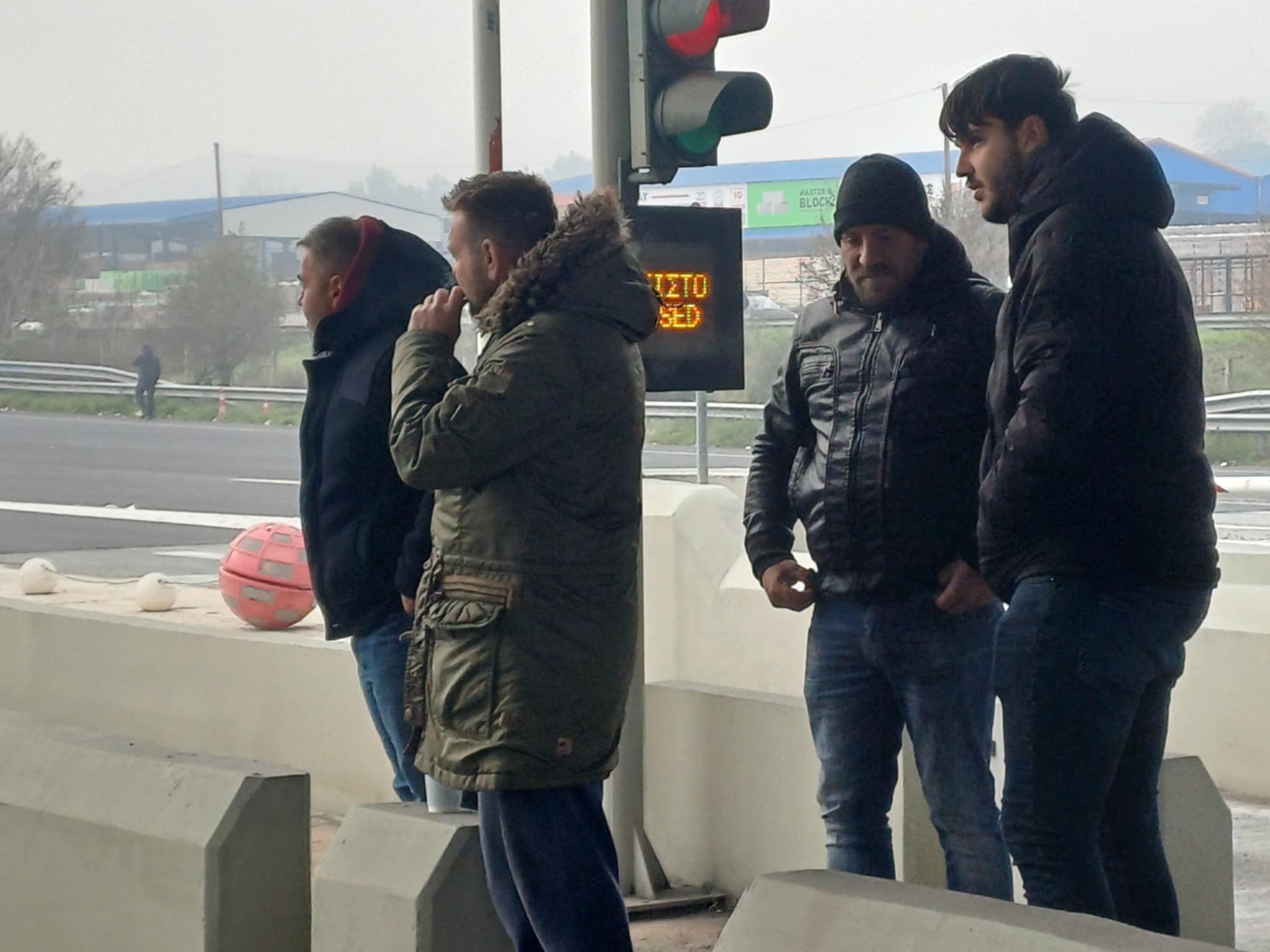 Άνοιξαν τις μπάρες των διοδίων στο Μακρυχώρι οι αγρότες του μπλόκου της Νίκαιας (ΦΩΤΟ)