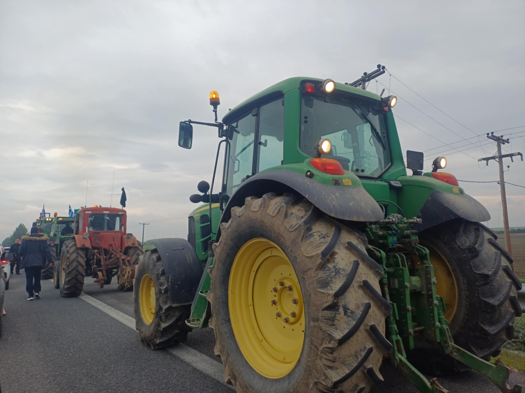 Καθ- οδόν οι αγρότες με δεκάδες τρακτέρ για να κλείσουν τη σήραγγα των Τεμπών, για τα φορτηγά (ΦΩΤΟ+video)