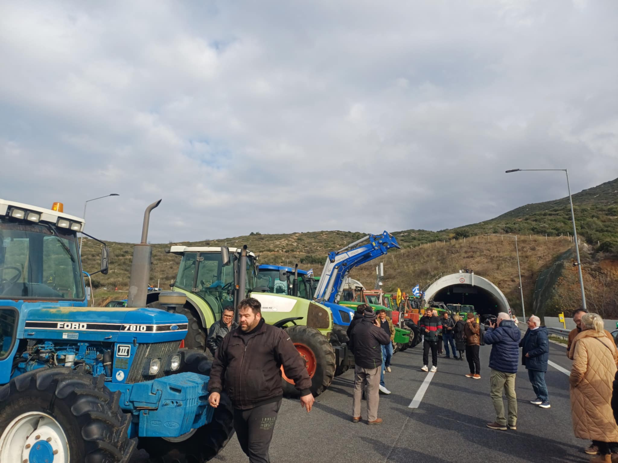 «Έκοψαν την Ελλάδα στα δύο»οι αγρότες που απέκλεισαν το μεσημέρι τις σήραγγες των Τεμπών (ΦΩΤΟ+video)