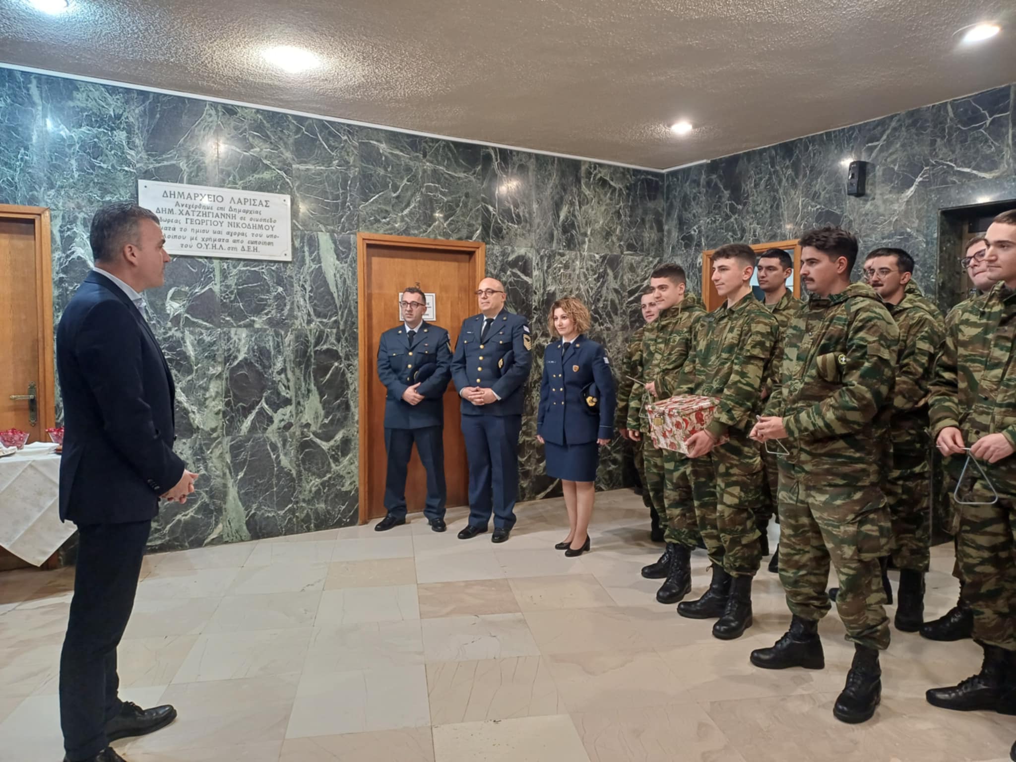 Τα κάλαντα στον δήμαρχο Λαρισαίων  από τη χορωδία Τάγματος της 1ης Στρατιάς (ΦΩΤΟ+video)