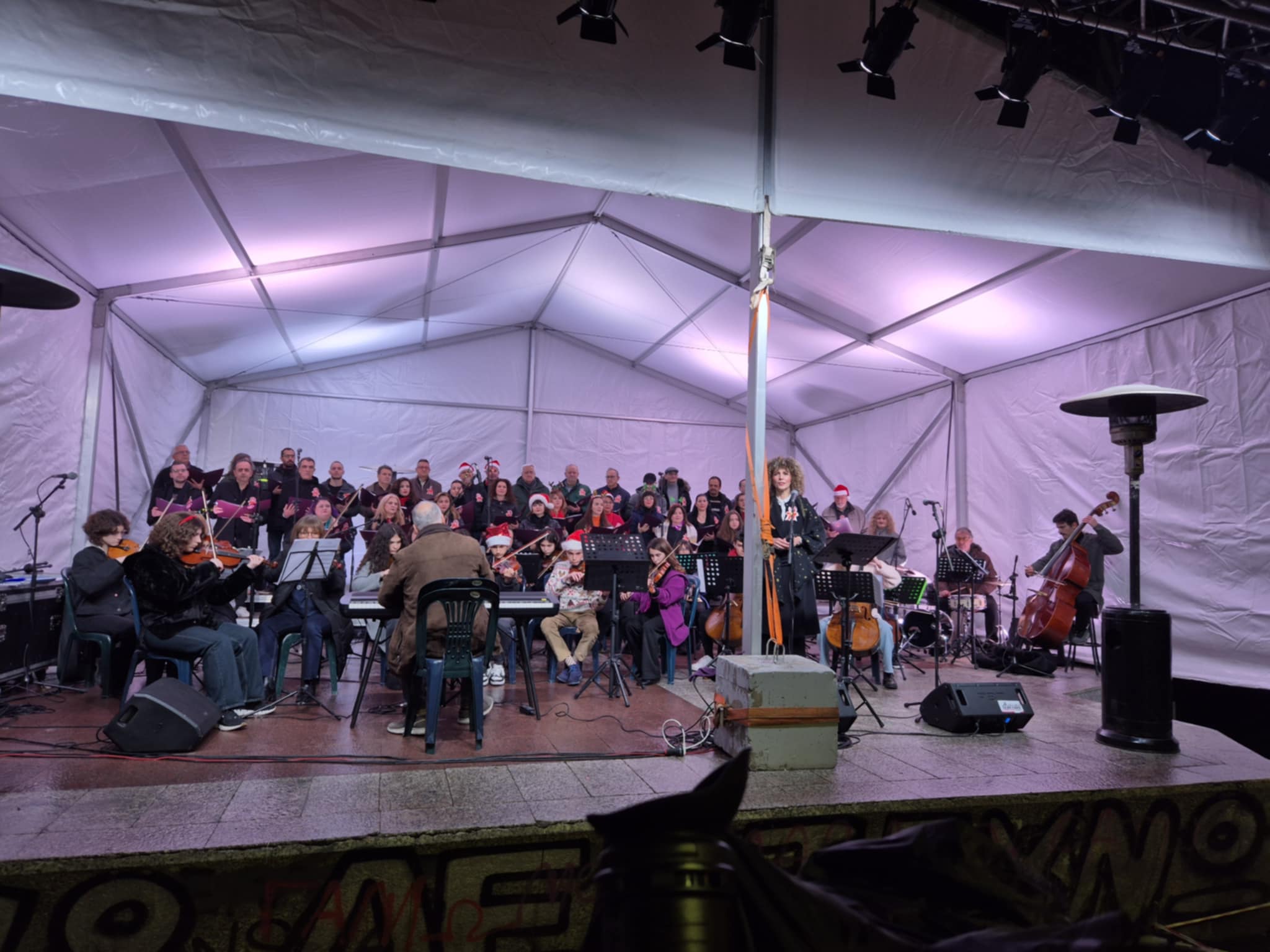 Με drone show και χριστουγεννιάτικες μελωδίες γιόρτασε η Λάρισα την παραμονή Χριστουγέννων (ΦΩΤΟ+βίντεο)