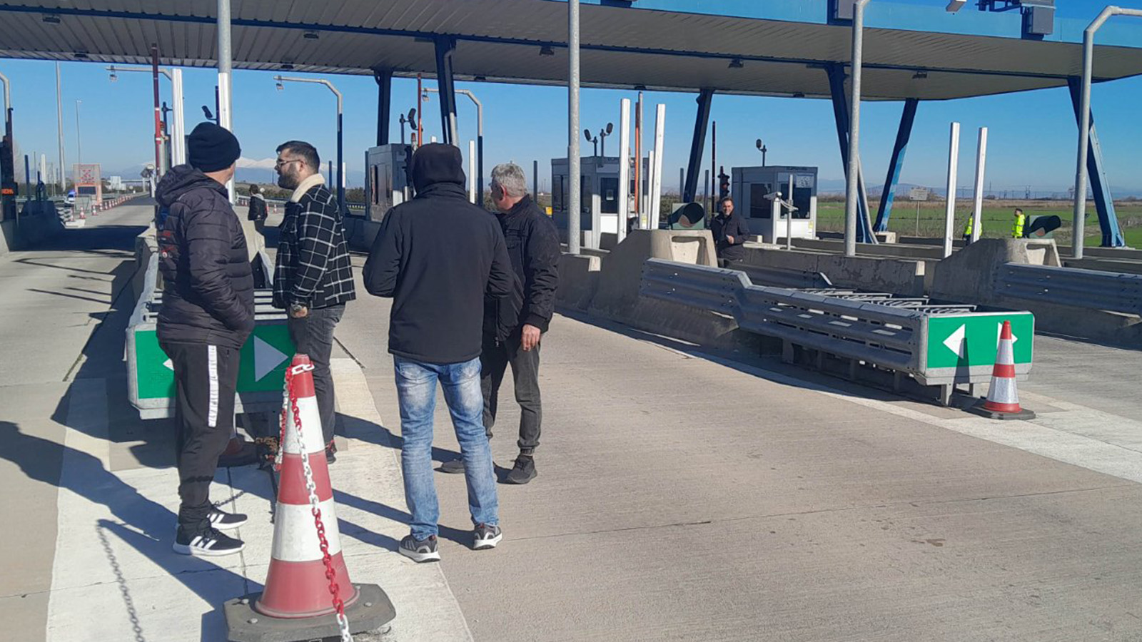 Άνοιξαν τις μπα΄ρες στα διόδια του Μακρυχωρίου και των Σοφάδων αγρότες από τα μπλόκα Νίκαιας και Ε-65 (ΦΩΤΟ)