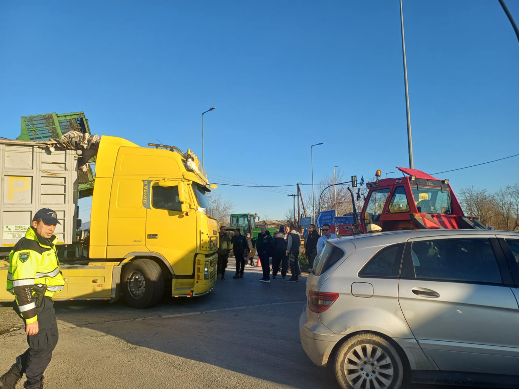 Απε΄κλεισαν την παλιά οδό Λάρισας- Βόλου στο Αχίλλειο οι αγρότες- ουρές από ΙΧ και νταλίκες (ΦΩΤΟ)