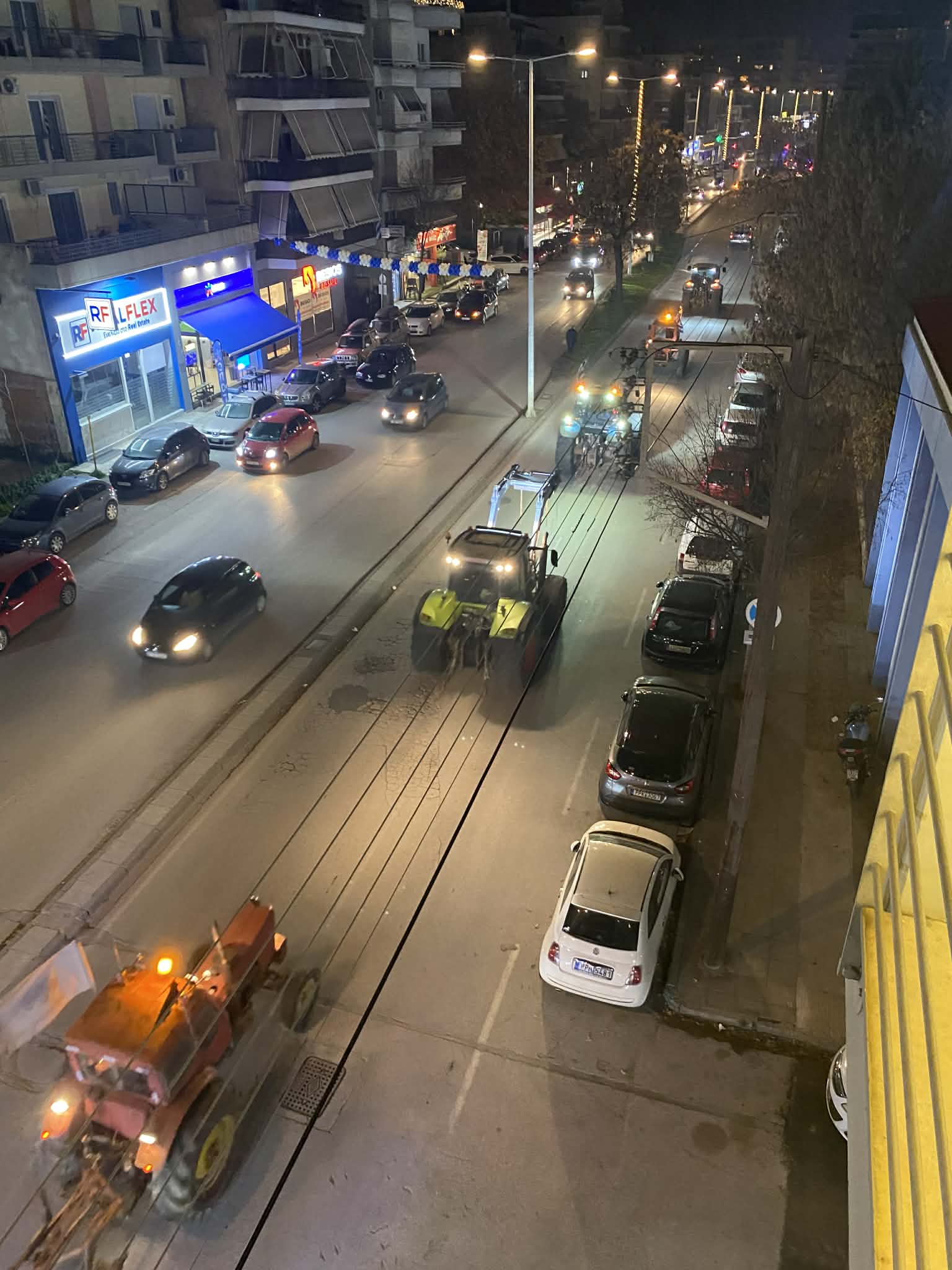 Νέα ...απόβαση τρακτέρ στην κεντρική πλατεία της Λάρισας από το μπλόκο Νίκαιας (ΦΩΤΟ)