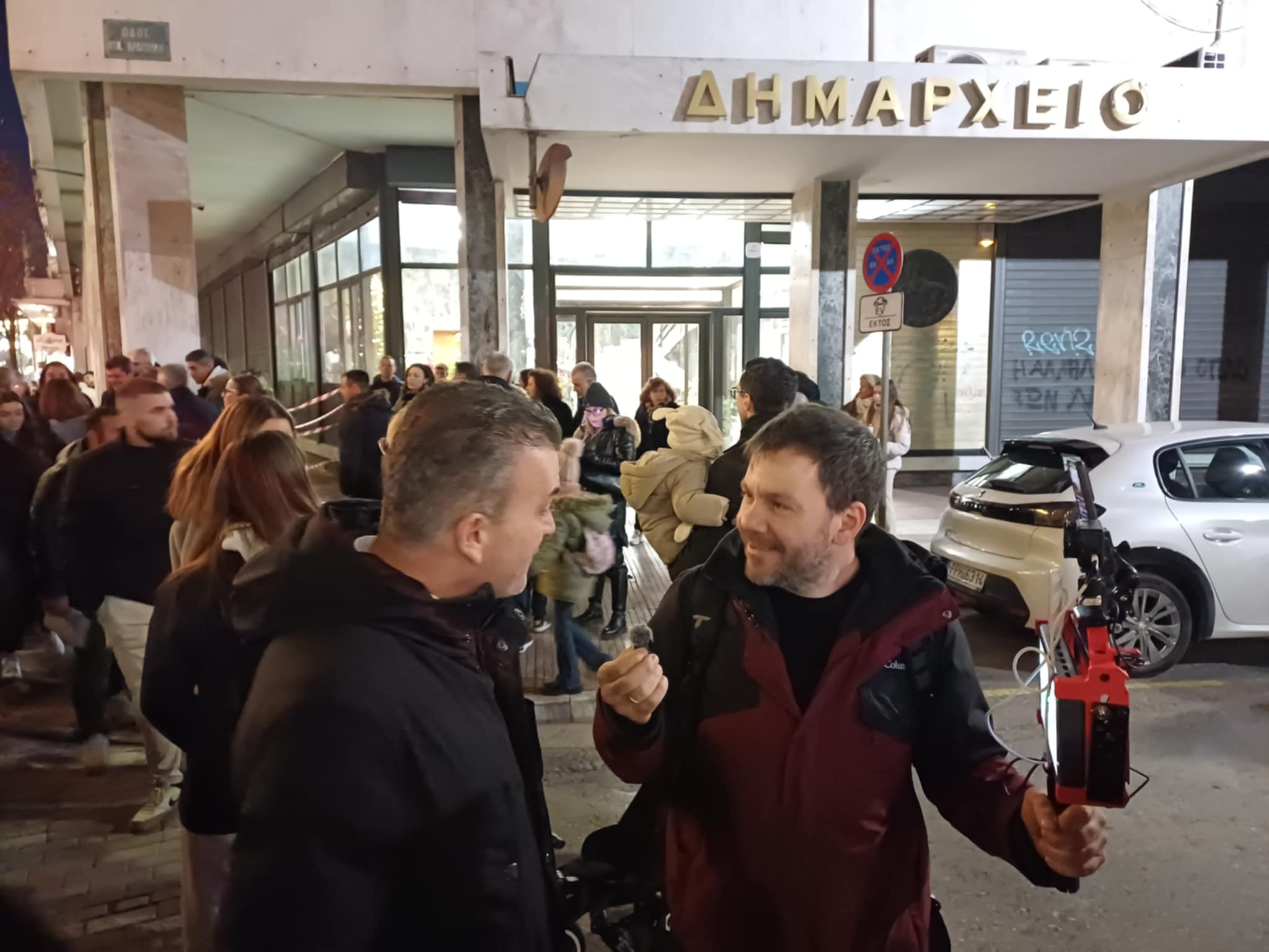 Πλήθος κόσμου στην Παπαναστασίου για τη χριστουγεννιάτικη παρέλαση με σόου Αρναούτογλου(ΦΩΤΟ)