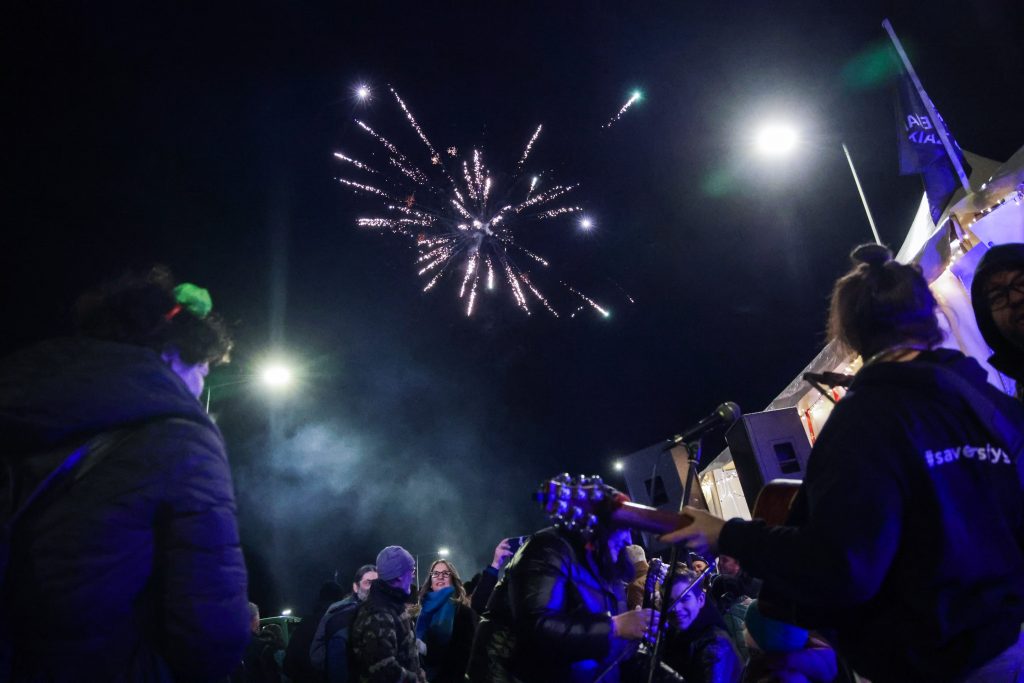 Ρεβεγιόν στους δρόμους για τους αγρότες: Στο μπλόκο της Νίκαιας έστησαν σούβλες με ζεστό κρασί και ζωντανή μουσική (ΦΩTO)