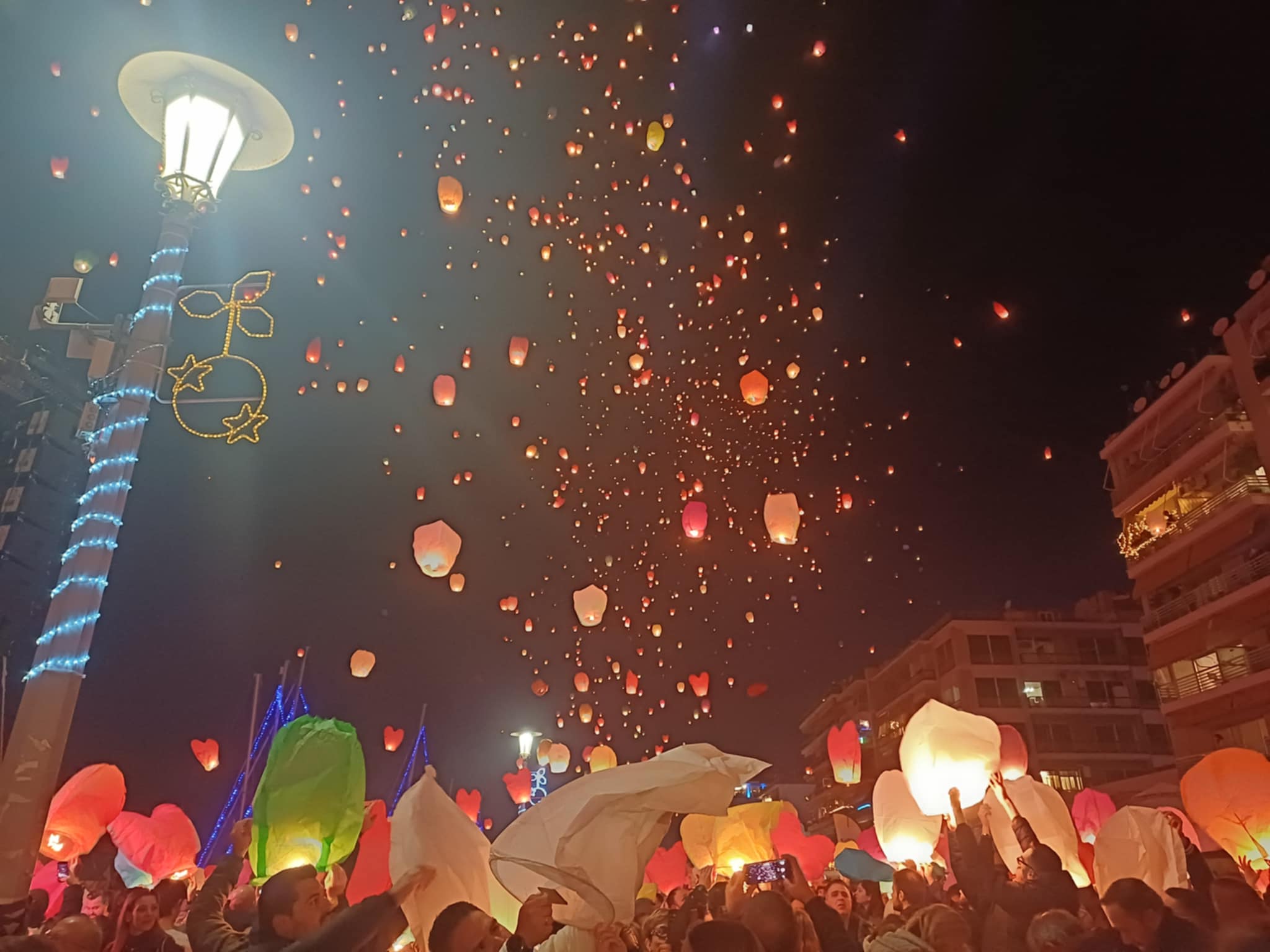 Μοναδικό υπερθέαμα στην παραλία του Βόλου στη βραδιά των φαναριών (ΦΩΤΟ)