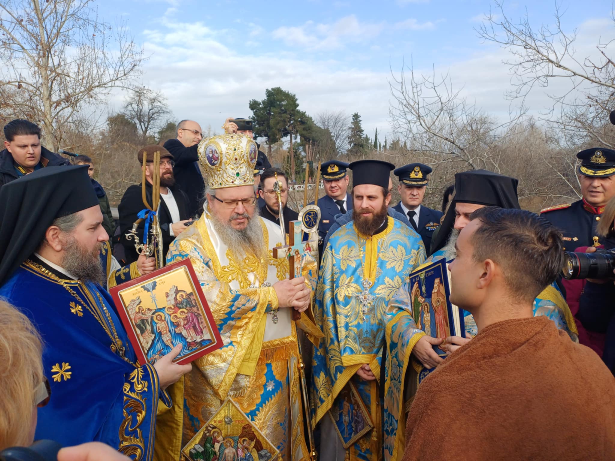 Mε λιακάδα η ρίψη του Σταυρού στον Πηνειό στη Λάρισα- χιλάδες Λαρισαίοι στις όχθες (ΦΩΤΟ+video)