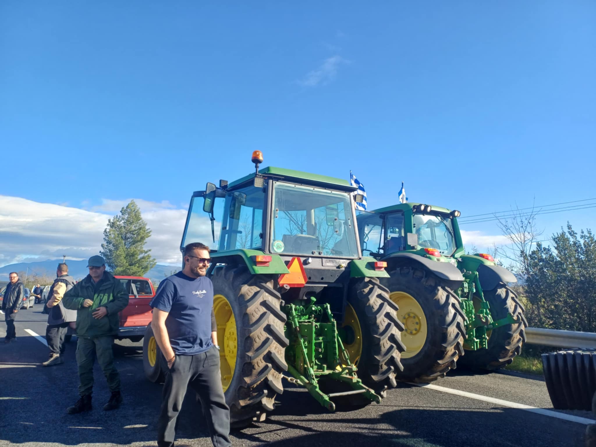 Ξεκίνησαν τα τρακτερ από το μπλόκο Νίκαιας για τον αποκελισμό των σηράγγων στα Τέμπη (ΦΩΤΟ+video)