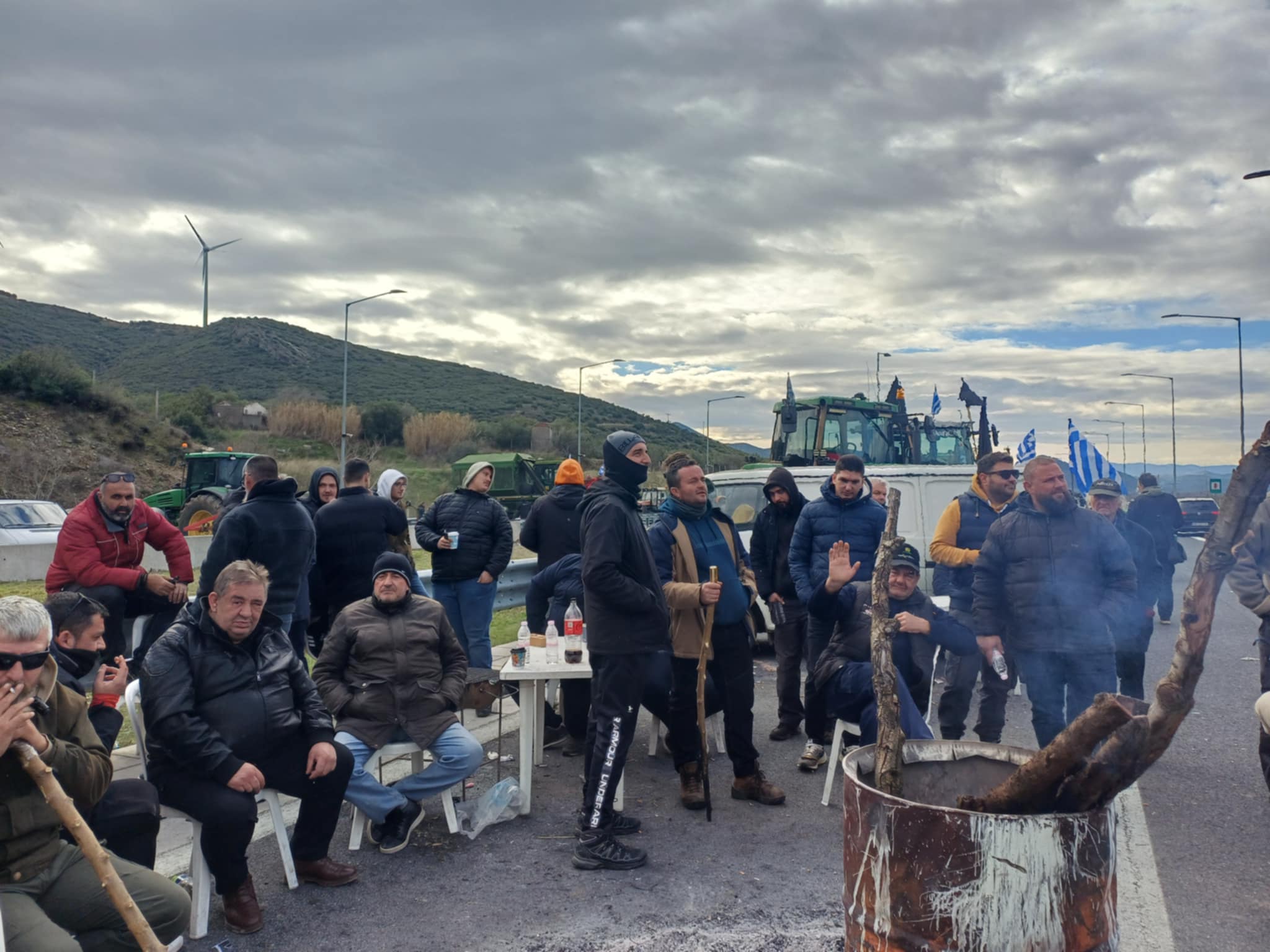 Ετοιμάζονται να αποχωρήσουν από τα Τέμπη οι αγρότες του μπλόκου της Νίκαιας-ξενύχτησαν ανάβοντας φωτιές για το κρύο
