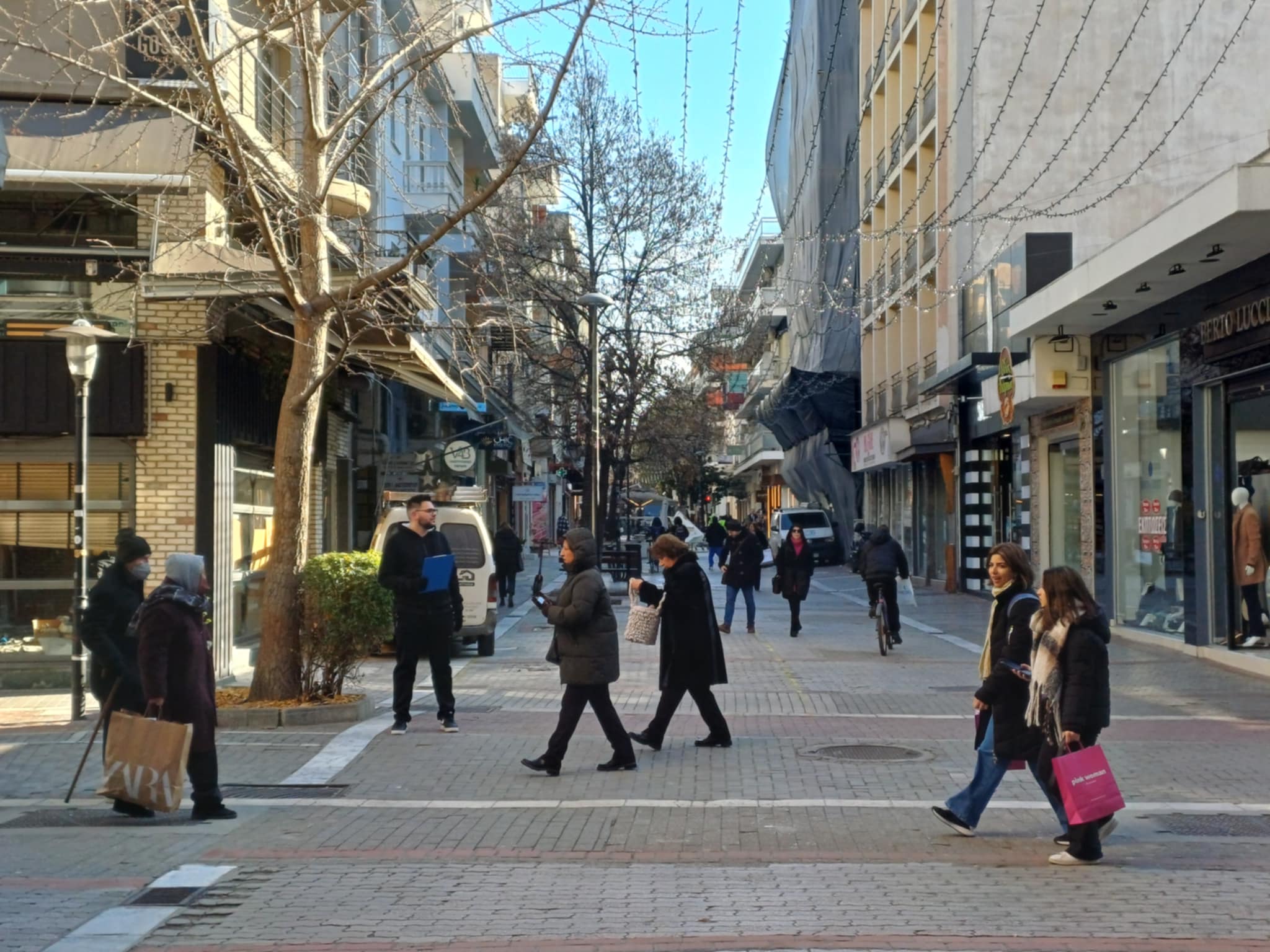 Πάγωσε... η αγορά στην πρεμιέρρα των εκπτώσεων στη Λάρισα (ΦΩΤΟ)
