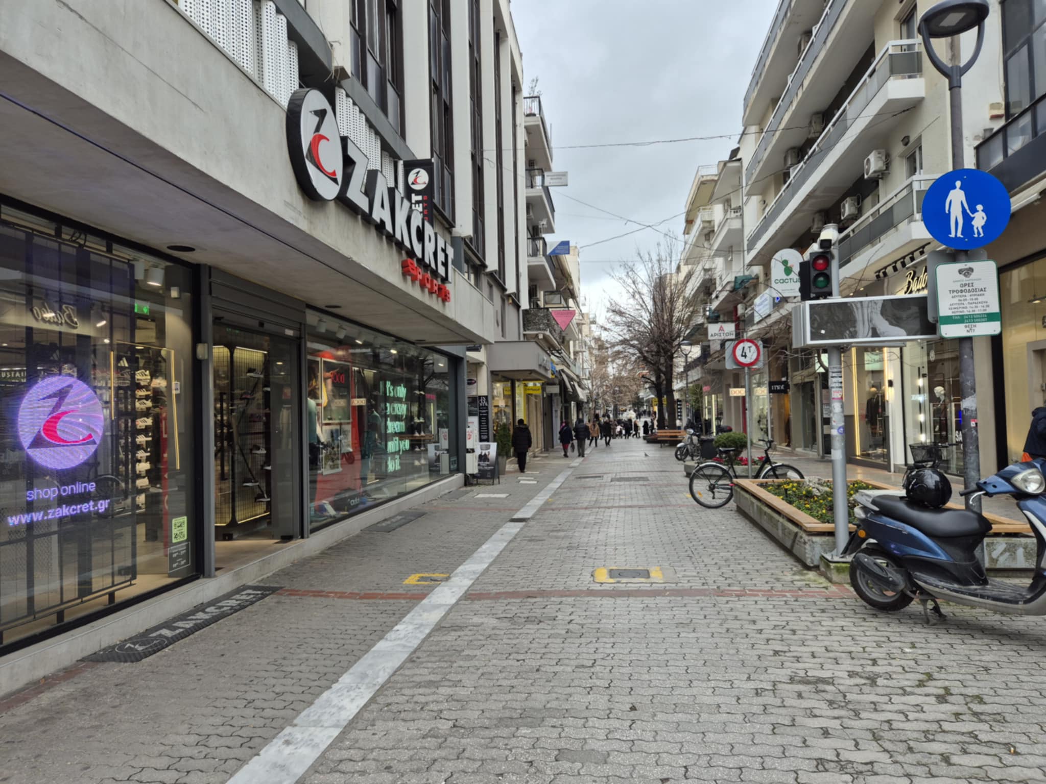 Ανοιχτα΄σήμερα Κυριακή τα μαγαζιά στη Λάρισα, αλλά περιορισμένη η κίνηση λόγω κρύου (ΦΩΤΟ)