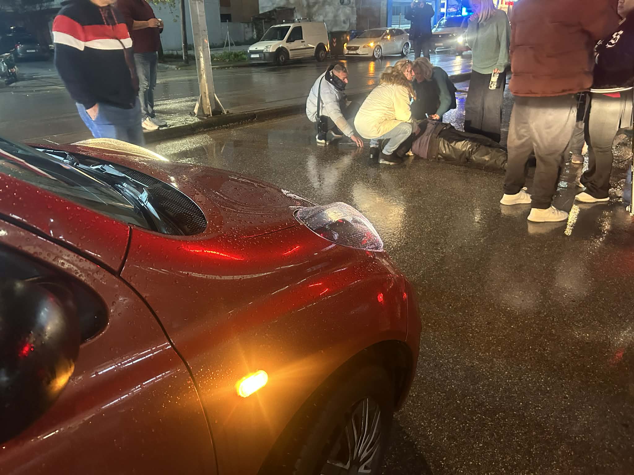 Τραυματίας πριν λίγο ντελιβεράς σε τροχαίο με ΙΧ στην Ηρώων Πολυτεχνείου (ΦΩΤΟ)