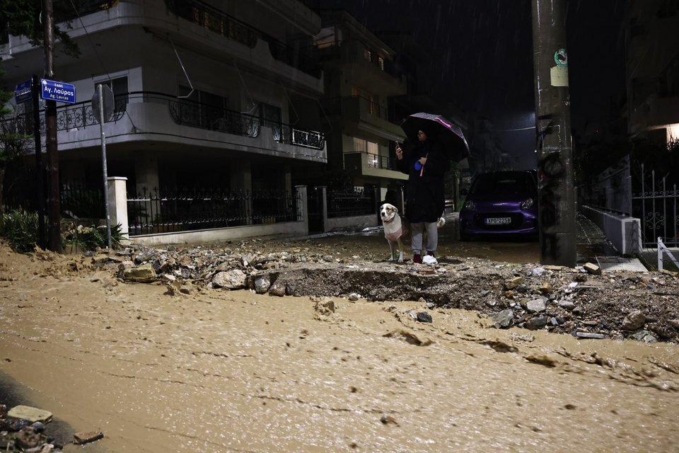 Κακοκαιρία: Νεκρή γυναίκα στην Άνω Γλυφάδα -Παρασύρθηκε από ορμητικά νερά, εγκλωβίστηκε κάτω από όχημα