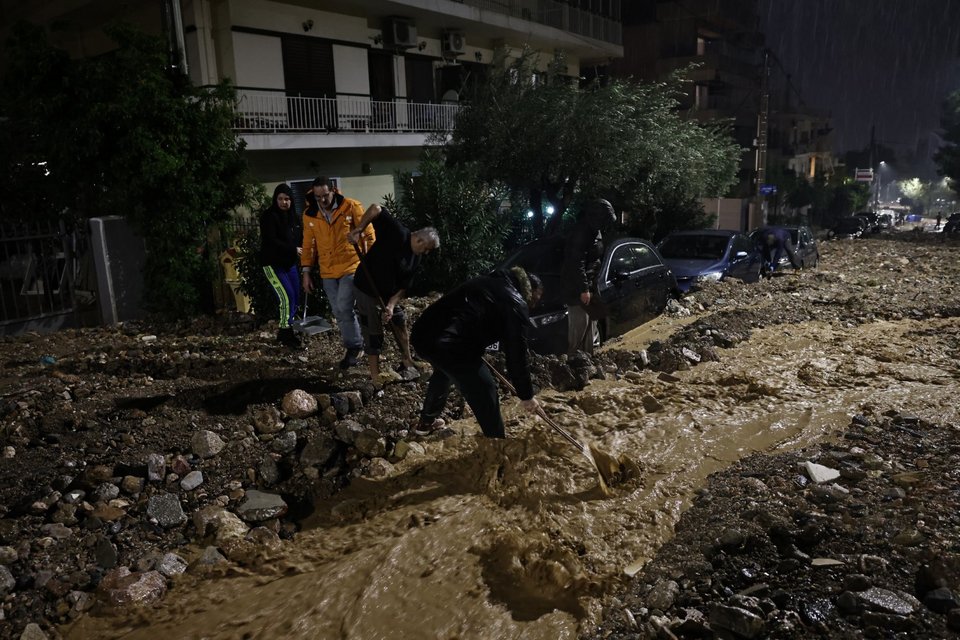 Δύο νεκροί από την κακοκαιρία που σάρωσε τη χώρα -Σοβαρά προβλήματα στην Αττική, δρόμοι χείμαρροι, απίστευτες εικόνες