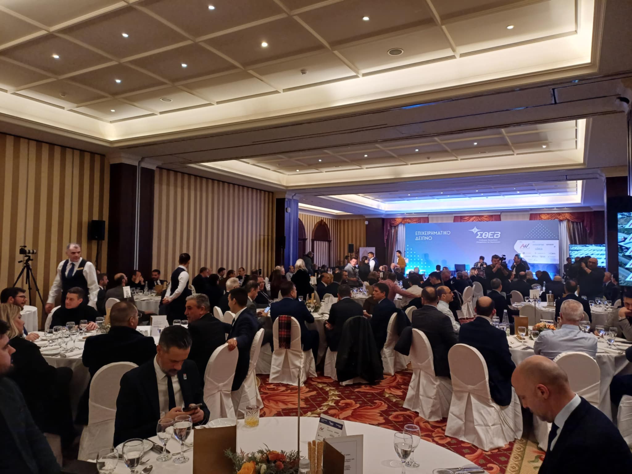 Στουρνάρας στο δείπνο του ΣΘΕΒ: Η ελληνική οικονομία βαδίζει στο σωστό δρόμο σε ένα χαοτικό διεθνές περιβάλλον