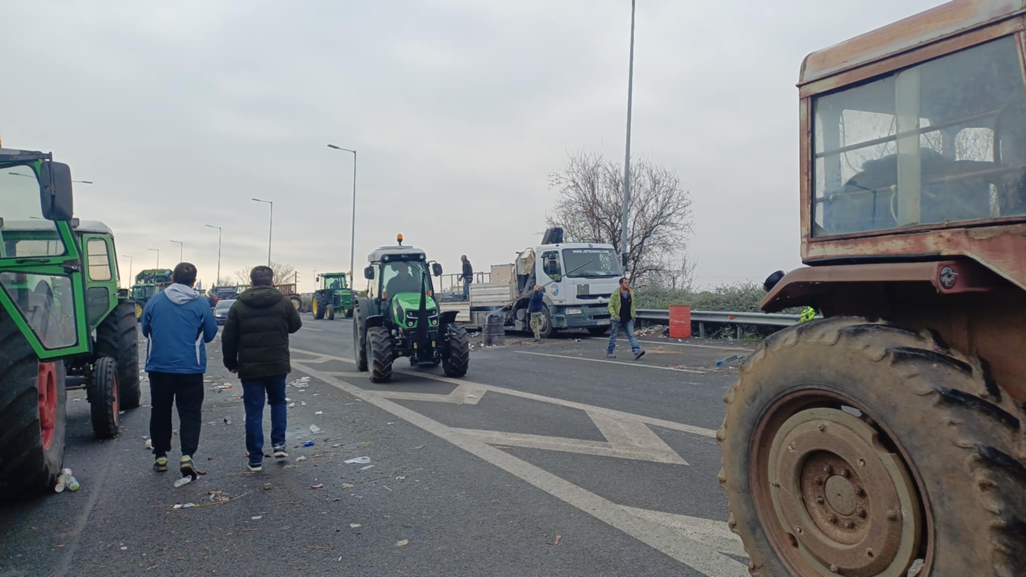 Φεύγουνμε ψηλά το κεφάλι μετά από 55 ημέρες παραμονής οι αγρότυες από το μπλόκο της Νίκαιας (ΦΩΤΟ+video)