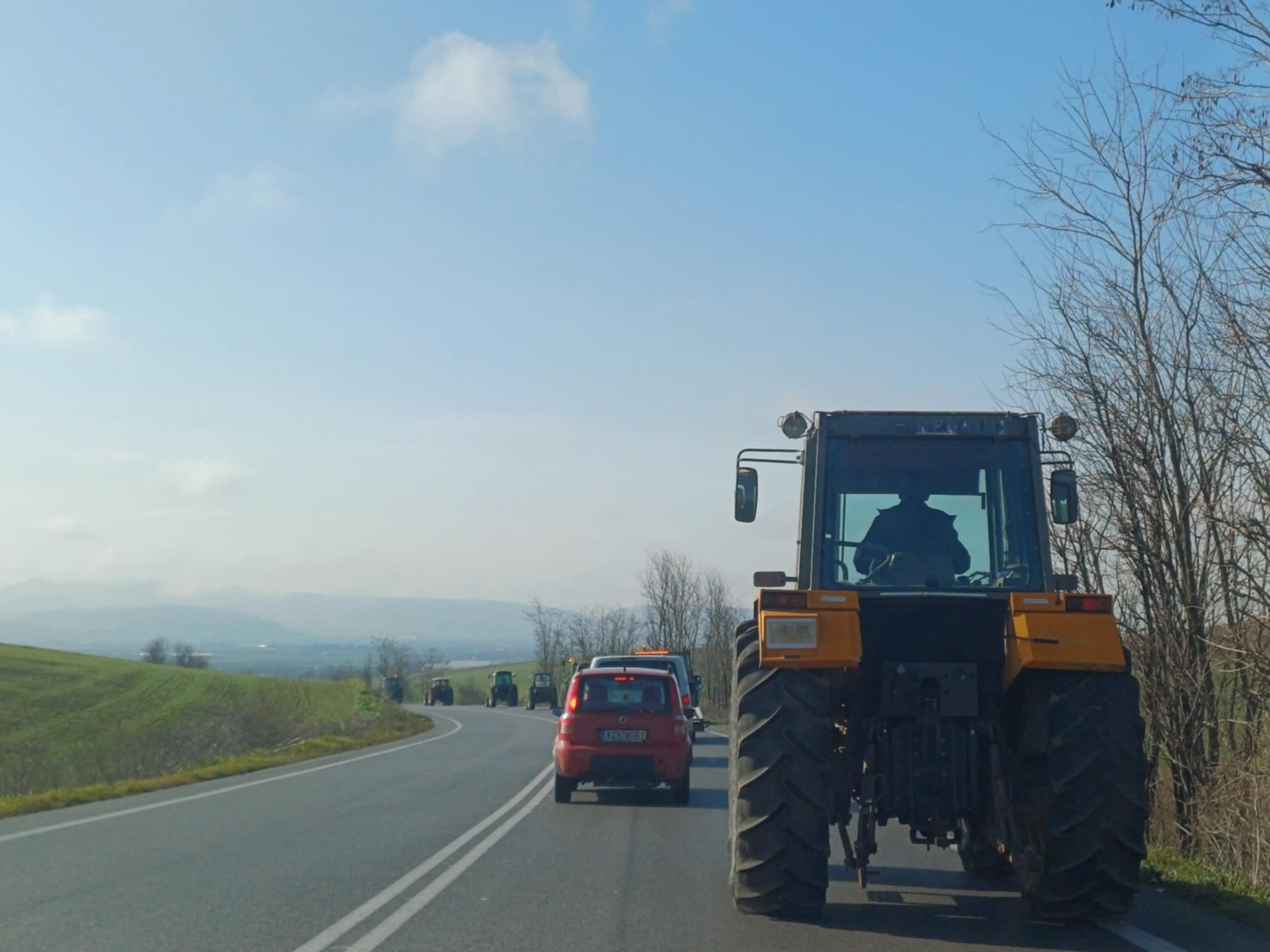 Σε ένα μεγάλο κομβόϊ επιστρέφουν τα τρακτερ των Φαρσάλων από το μπλόκο της Νίκαιας (ΦΩΤΟ)