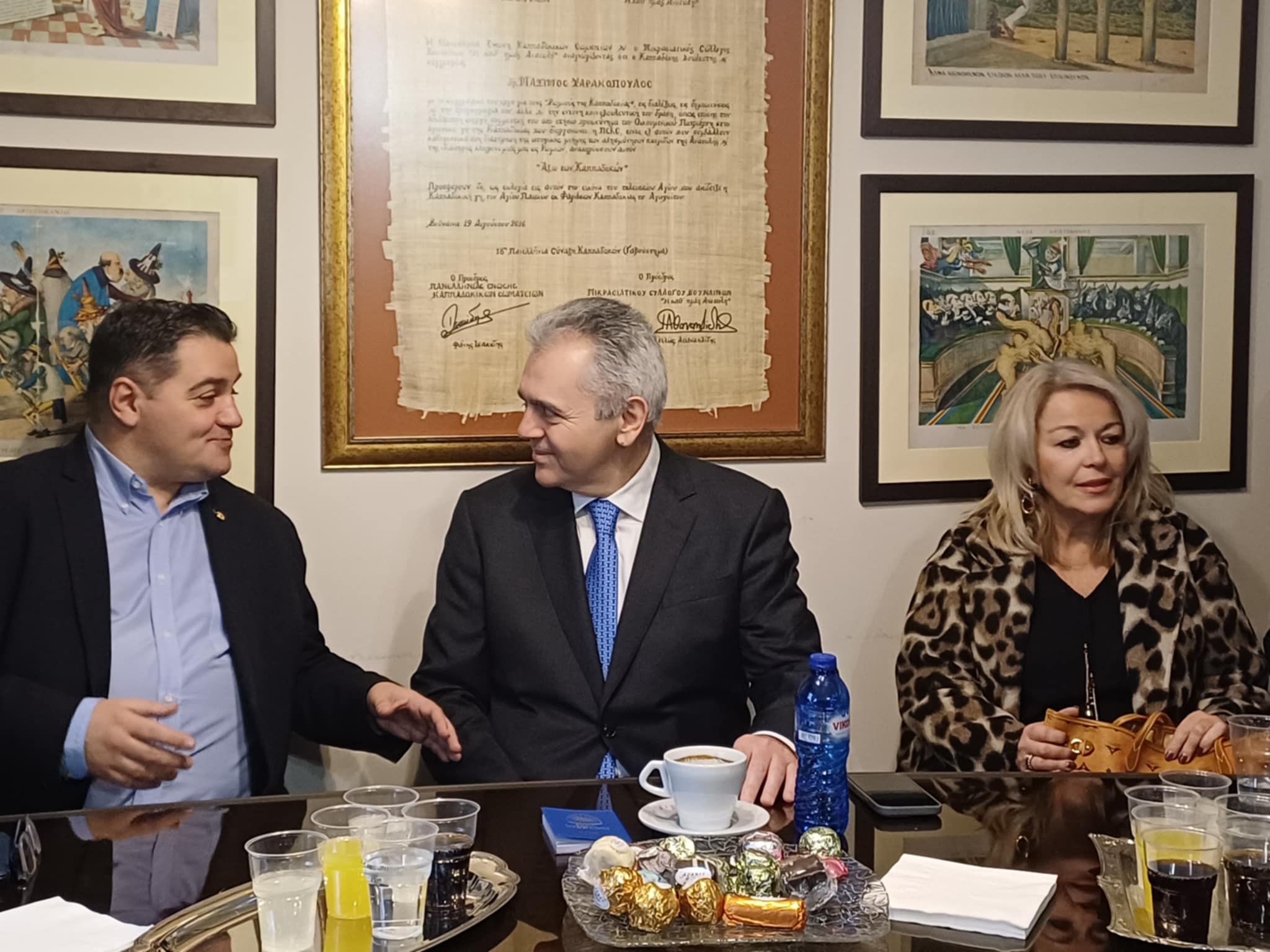 Ευχές στο γραφείο του Μάξιμου Χαρακόπουλου για την ονομαστική του εορτή (ΦΩΤΟ)