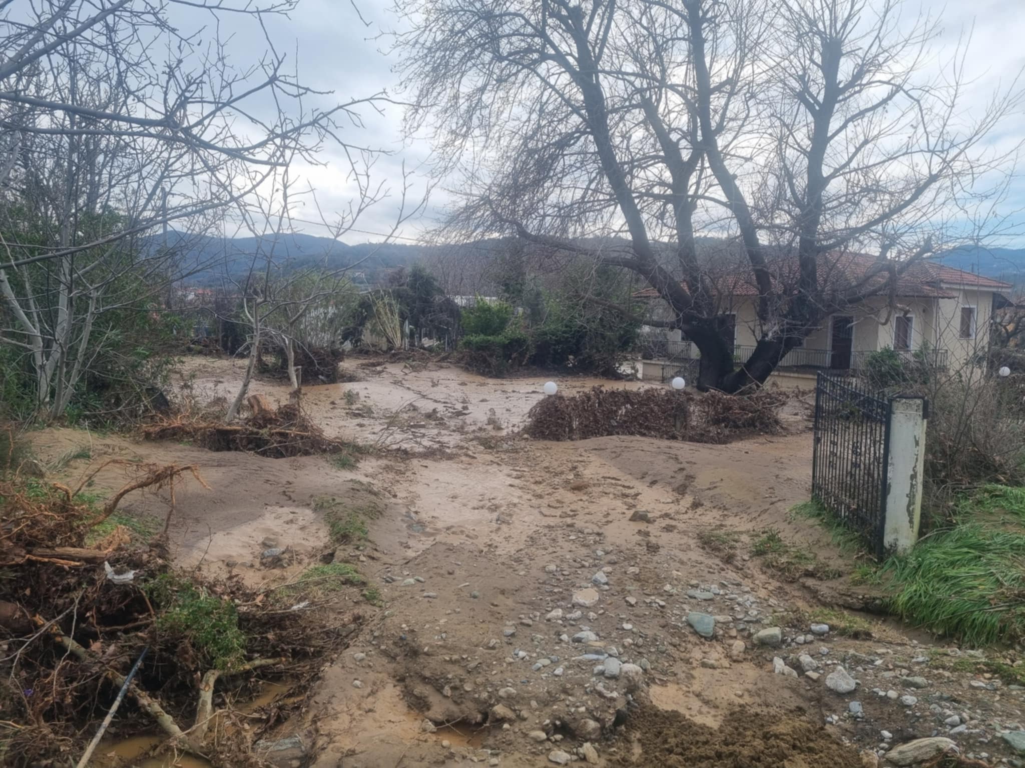 Μετρούν τις πληγές τους στον Αγιόκαμπο μετά την κακοκαιρία (ΦΩΤΟ)