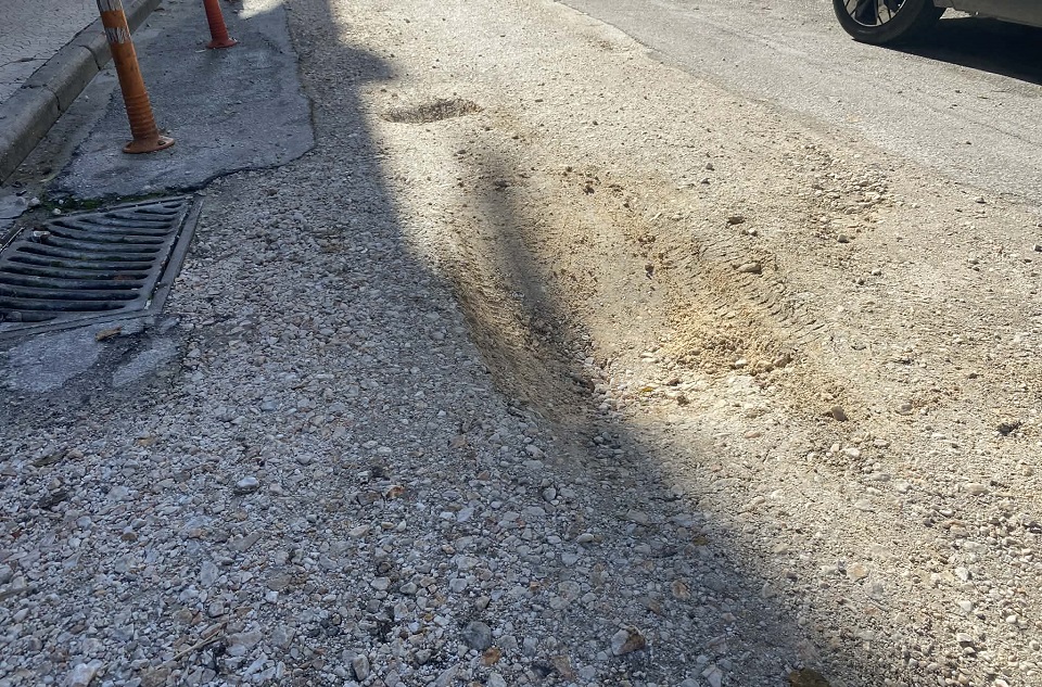 Επικίνδυνες λακούβες στο κέντρο της Λάρισας χάσκουν εδώ και εβδομάδες (ΦΩΤΟ)