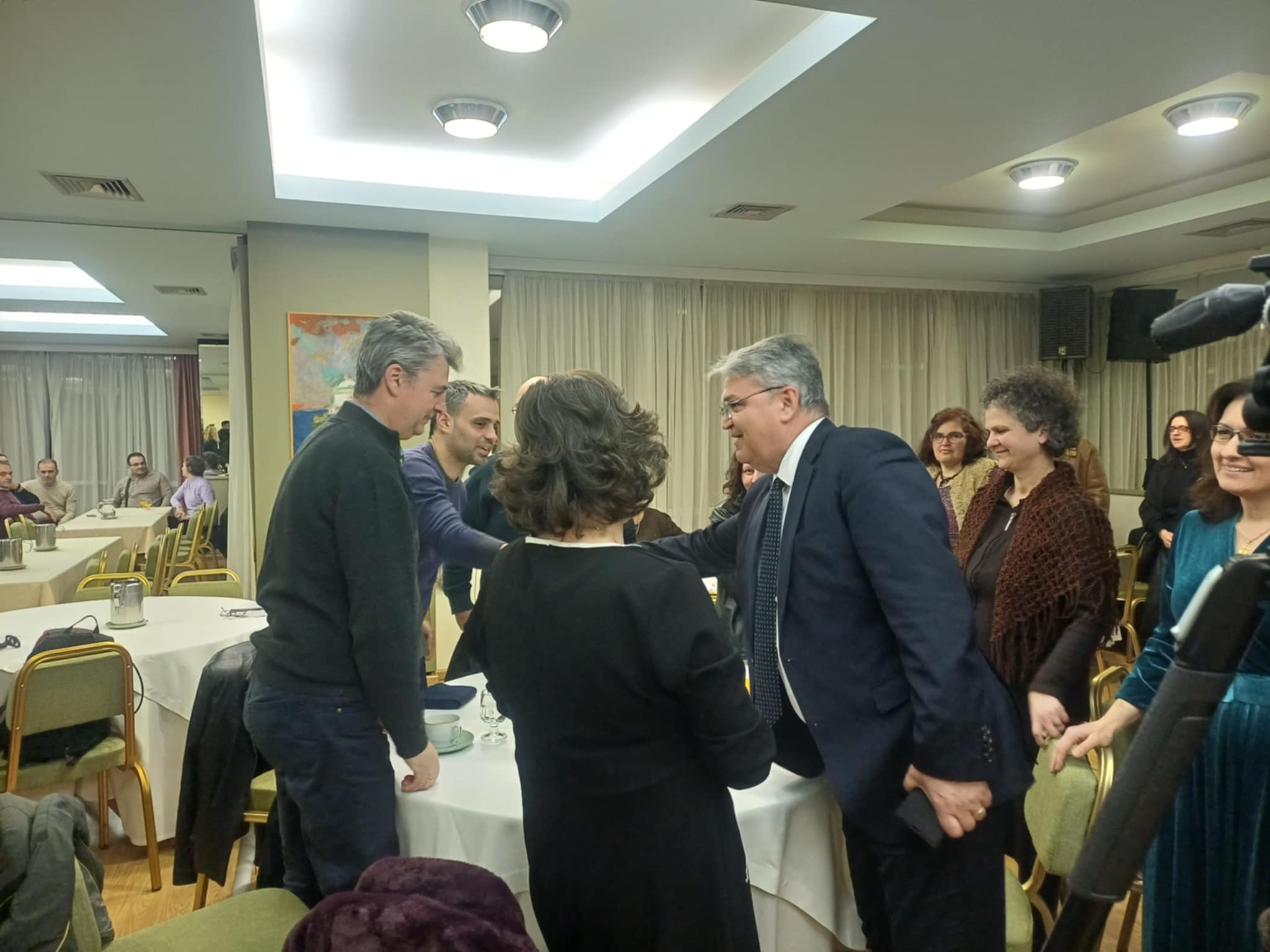 Η κοπή της πρωτοχρονιάτικης πίτας της ΝΙΚΗΣ παρουσία Νατσιού στη Λάρισα (ΦΩΤΟ+video)