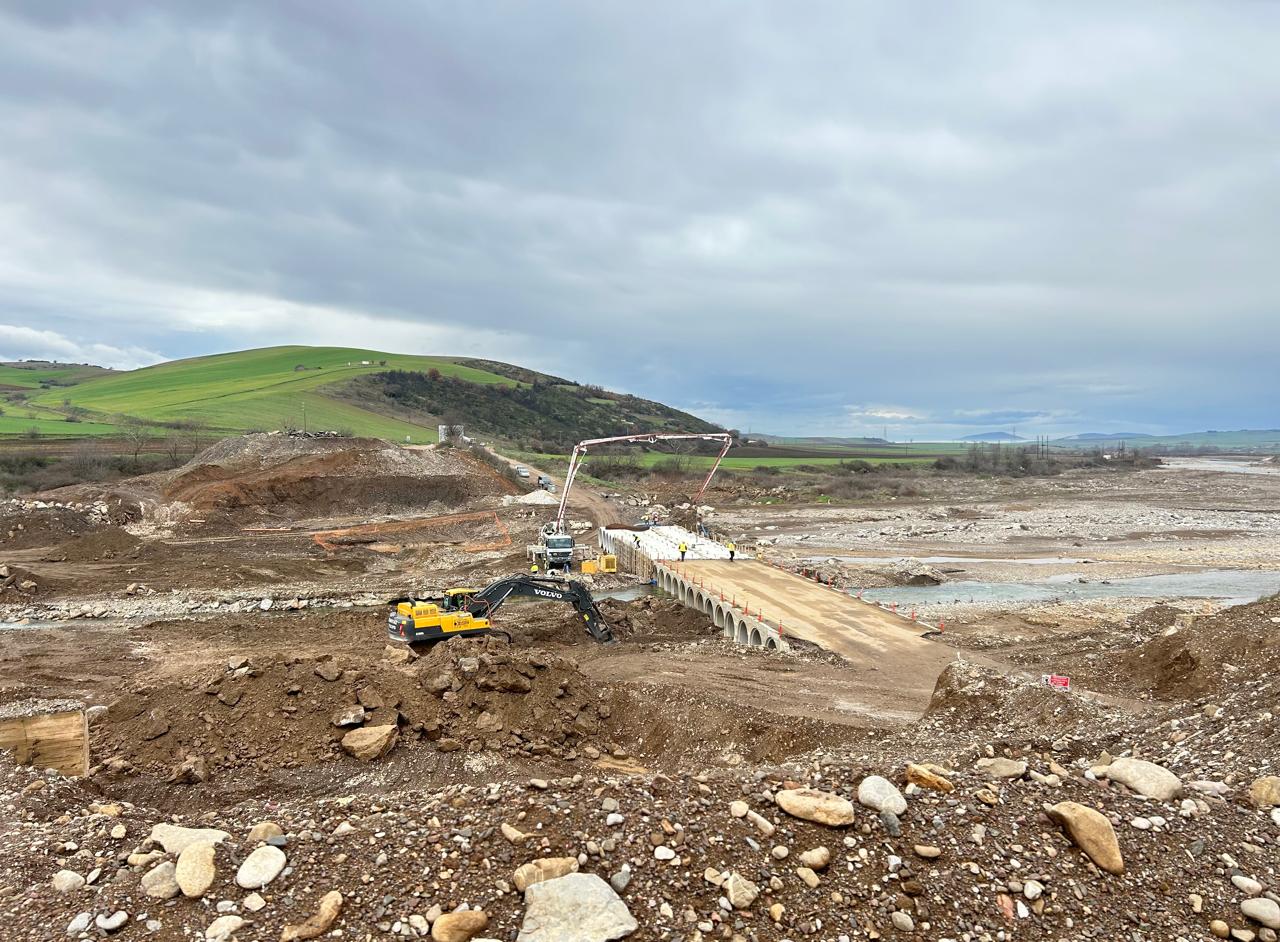 Χρίστος Δήμας: Σε εξέλιξη τα έργα αποκατάστασης του οδικού δικτύου στη Θεσσαλία