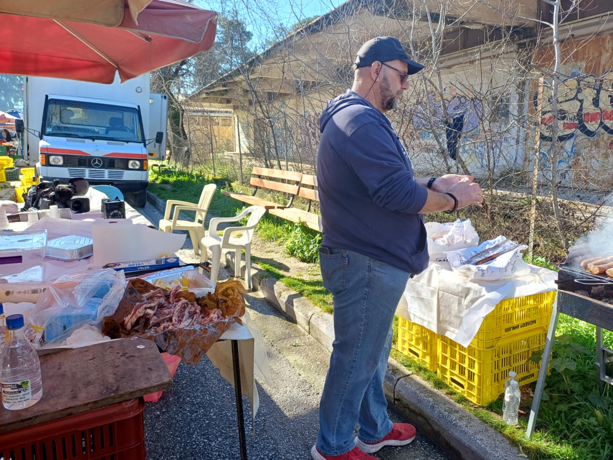 Παίρνεις πορτοκάλια, mpr;okola  κι ένα σουβλάκι δωρο στη Λαϊκή της Θεοφράστου!- το τσικνίζουν οι παραγωγοί (ΦΩΤΟ)