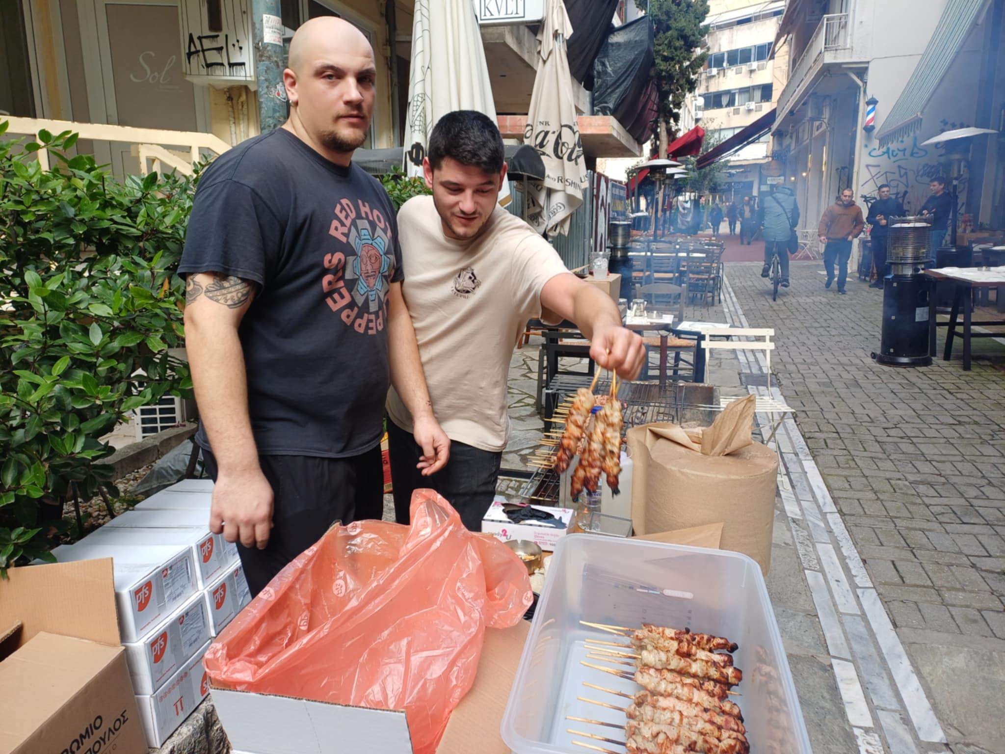 Το τσικνίζουν οι Λαρισαίοι με τους ήχους κλαρίνων- πήραν φωτιά οι ψησταριές(ΦΩΤΟ+video)