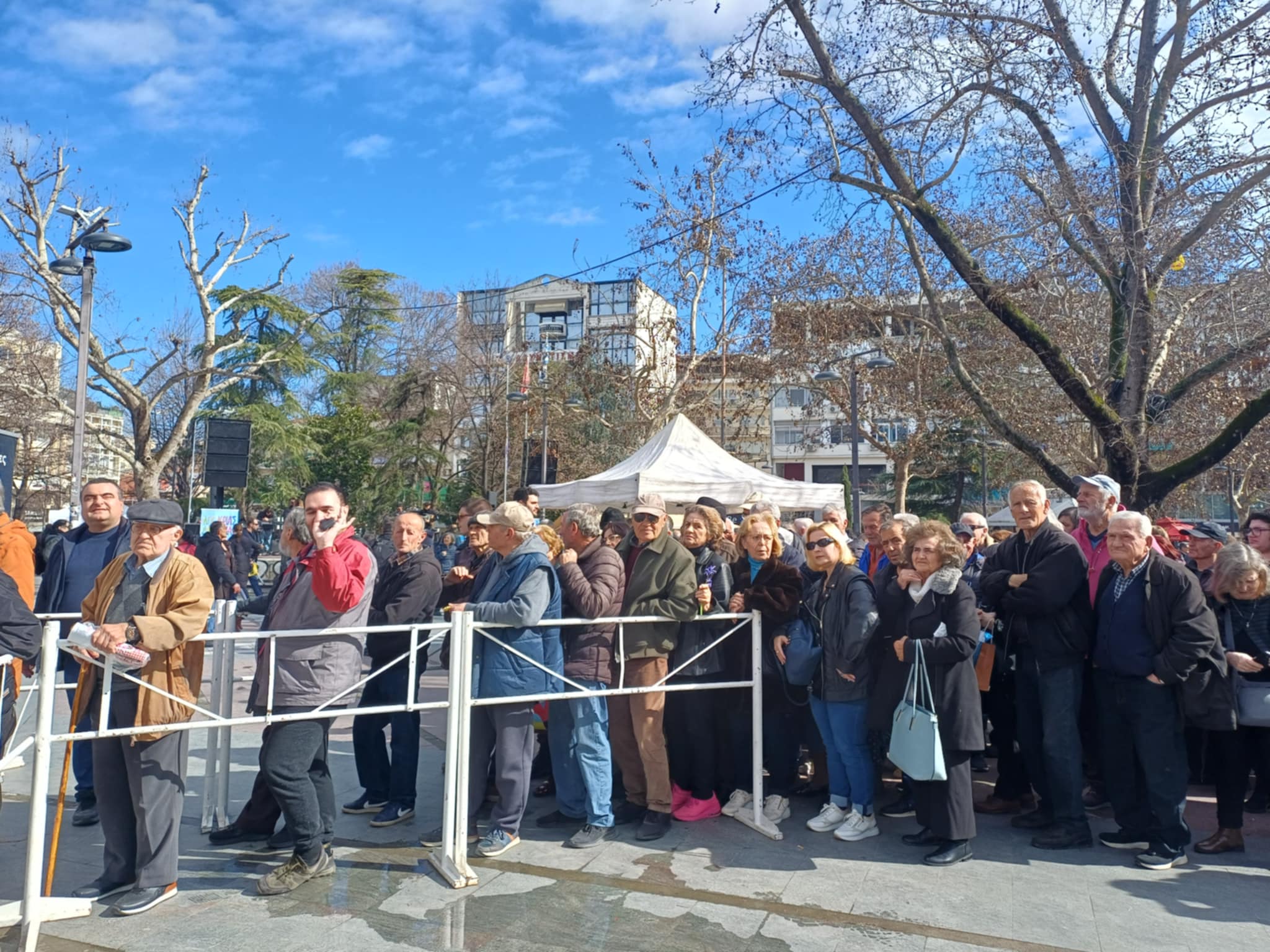 Άναψε το κέφι στην κεντρική πλατεία  με Τόνι Σφίνο, Αντωνέλα, σουβλάκι και κρασί (ΦΩΤΟ+video)