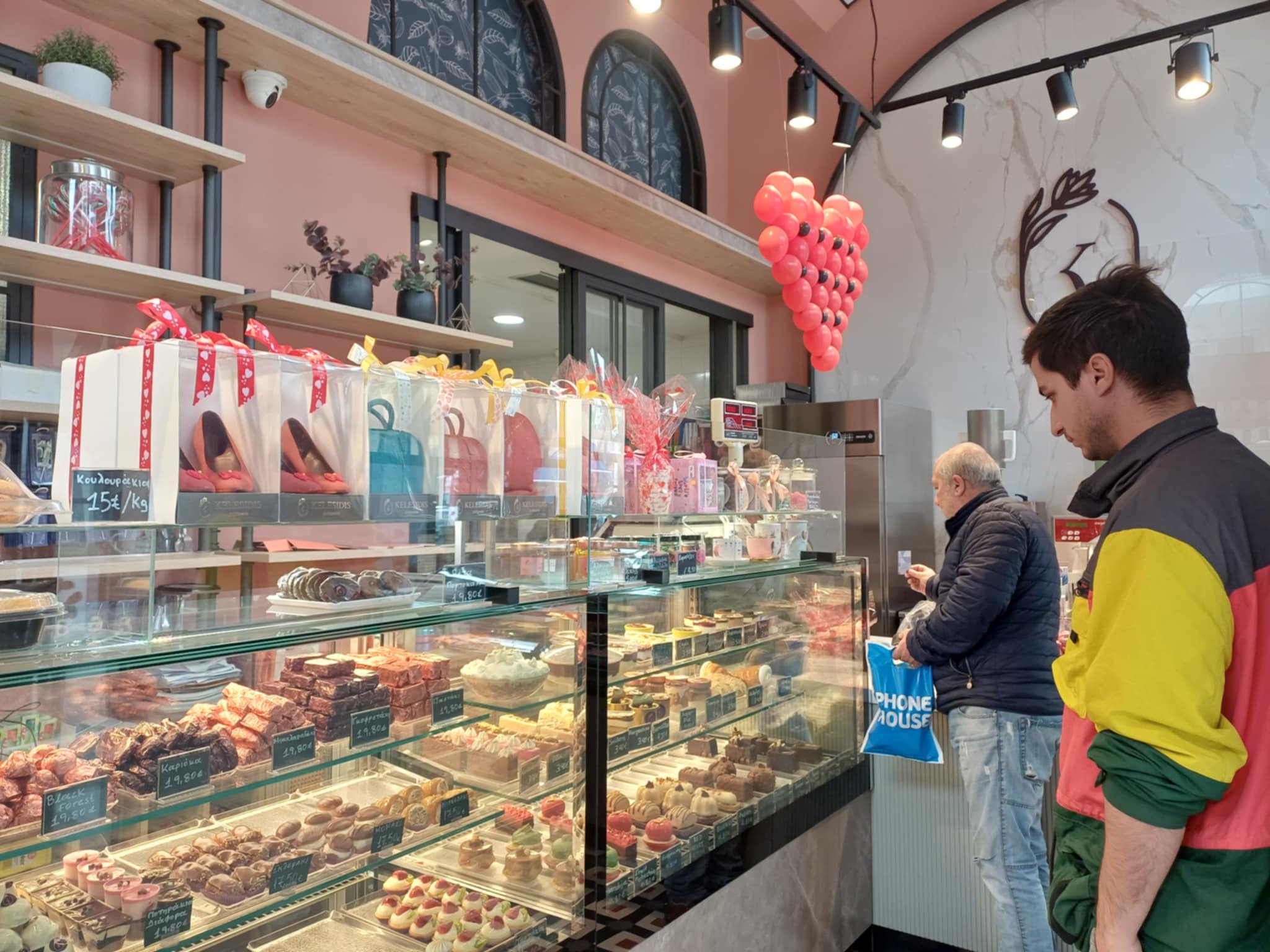 Η Λάρισα γιορτάζει τον Βαλεντίνο σε ανθοπωλεία και ζαχαροπλαστεία... (ΦΩΤΟ)