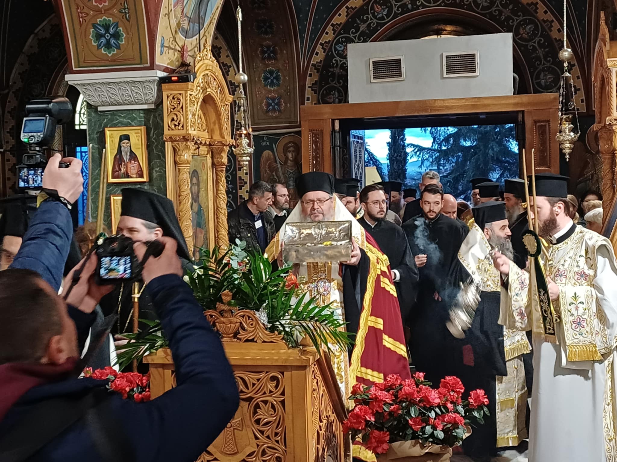 Πλήθος πιστών στην υποδοχή της Τίμιας Χείρας του Βασιλείου στον Άγιο Αχίλλιο (ΦΩΤΟ+video)