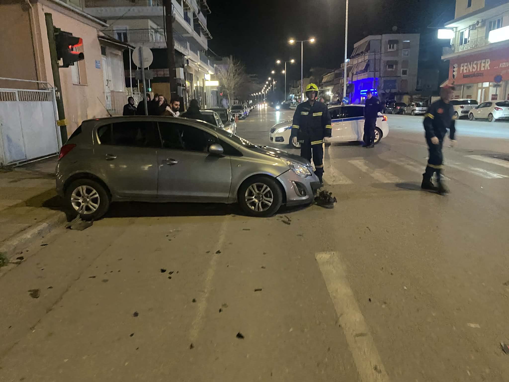 Θεαματικό τροχαίο στη Λάρισα- αναποδογύρισε ΙΧ έπειτα από σύγκρουση με άλλο και σερνόταν με τον ουρανό (ΦΩΤΟ)