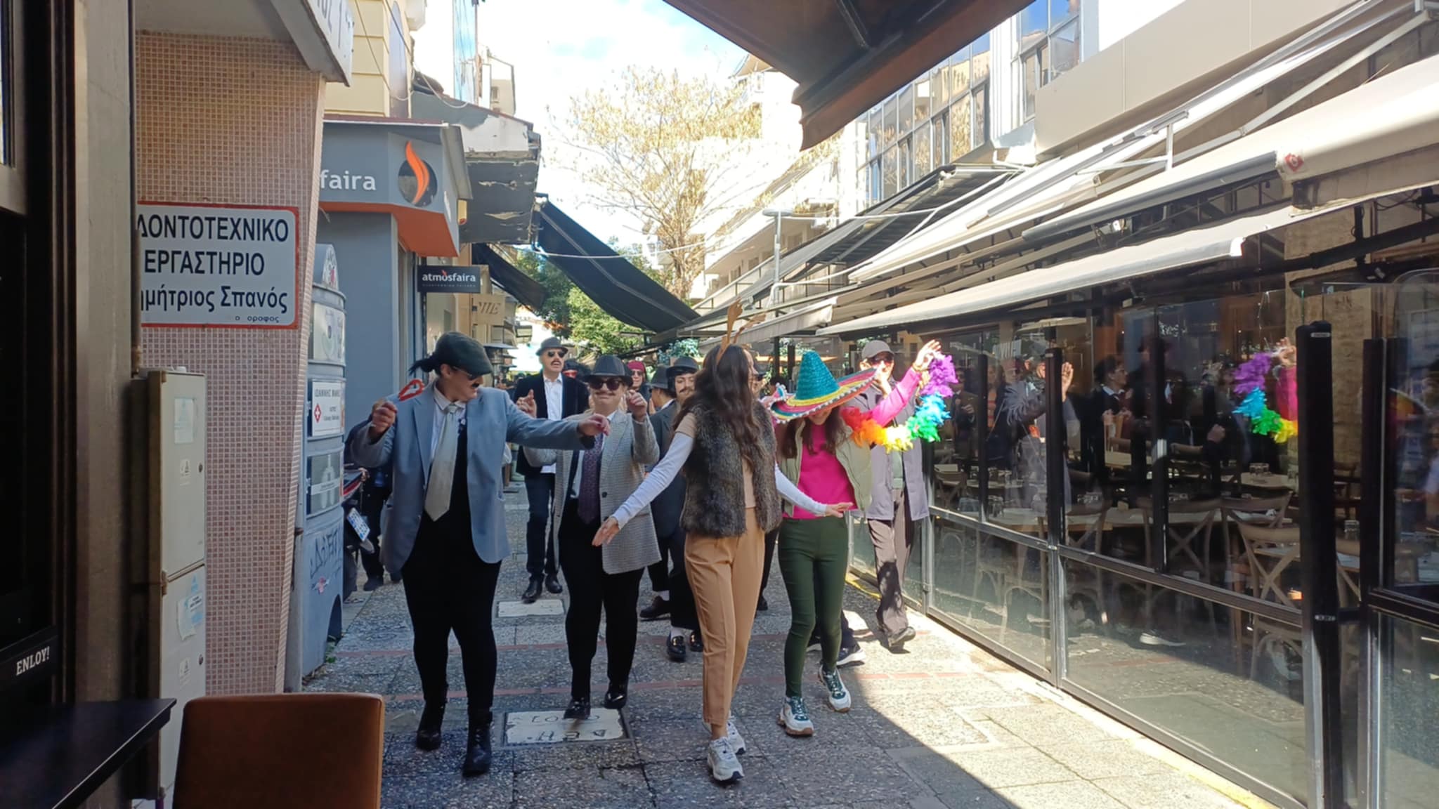 Ξεφαντώνει η Λάρισα στο κέντρο με τα μπουλούκια που ξεκίνησαν από το αρχαίο Θέατρο (ΦΩΤΟ+video)