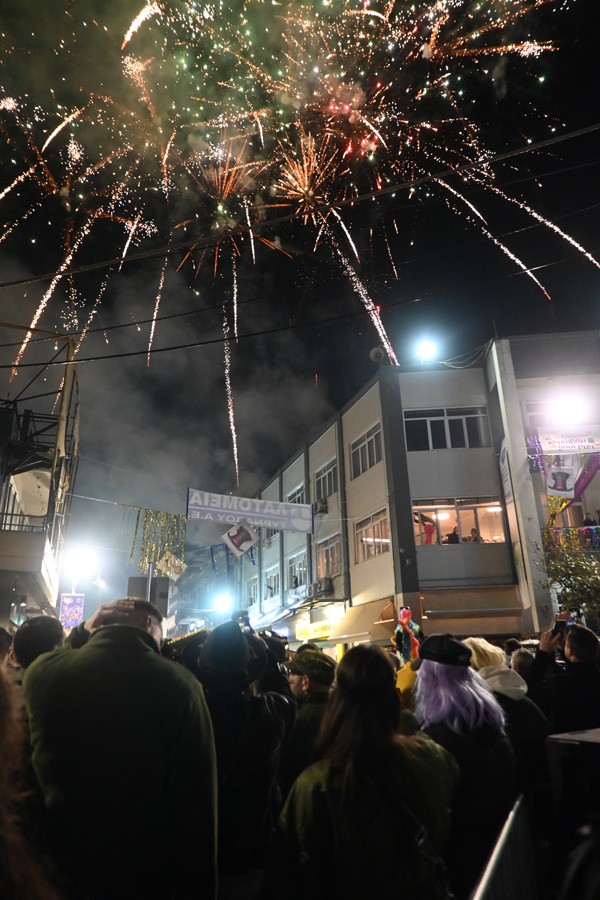 Φαντασμαγορική και ευρηματική με καυστικό χιούμορ η μεγαλη καρναβαλική παρέλαση στον Τύρβναβο (ΦΩΤΟ)