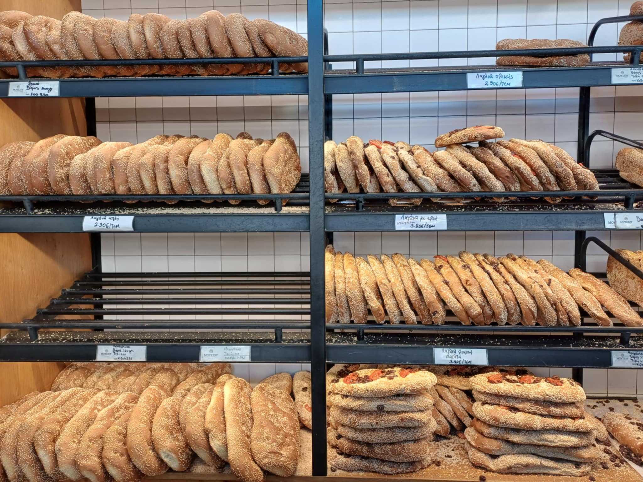 Ουρές οι Λαρισαίοι στα αρτοποιεία για την προμήθεια λαγάνας (ΦΩΤΟ)