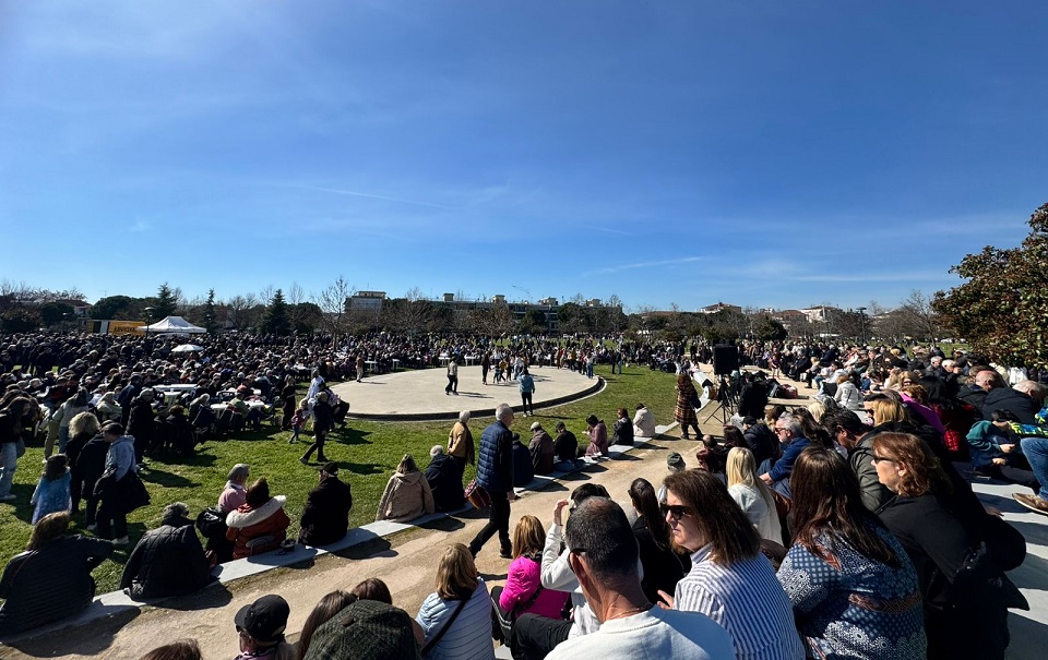 Χιλιάδες Λαρισαίοι στο Πάρκο των Χρωμάτων για τα Κούλουμα (ΦΩΤΟ+video)