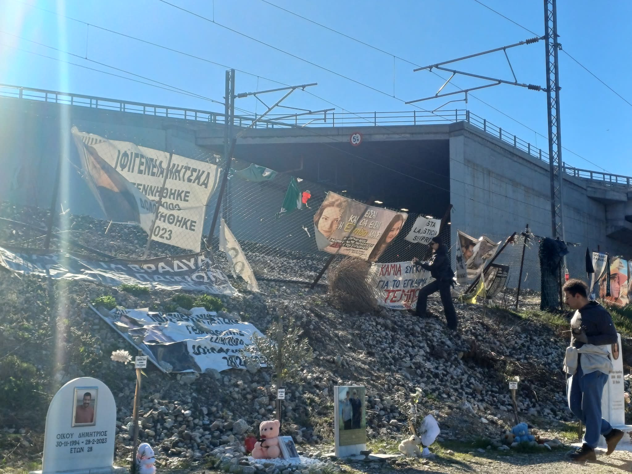 Συγκίνηση: 29 νέοι τςη Ευρώπης μέσω Κατερίνηςστο μηνμείο των Τεμπών για να καλωπίσουν τις 57 ελιές