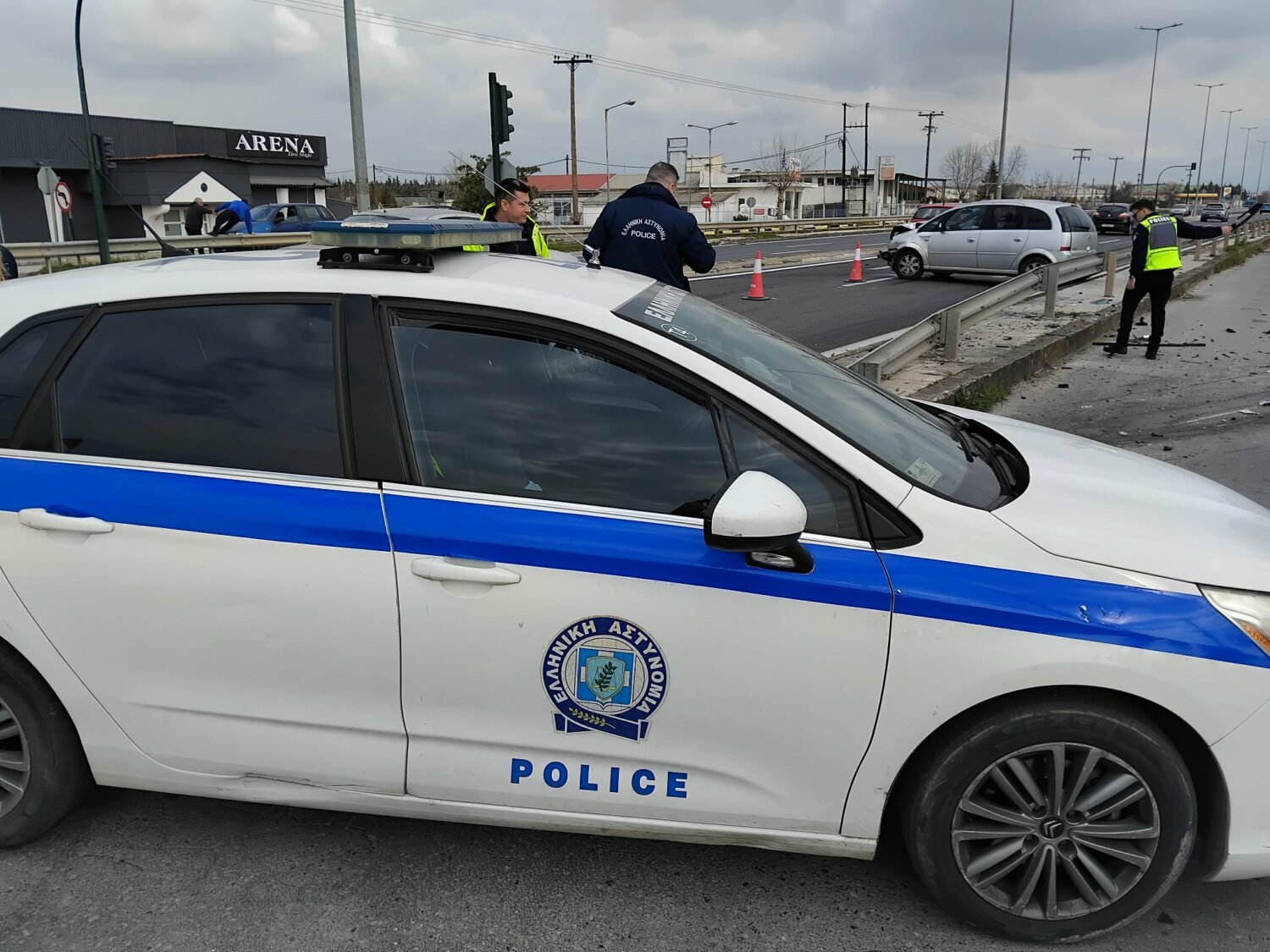 Τροχαίο με δύο τραυματίες έξω από τη Λάρισα στο νέο Κοιμητήριο (ΦΩΤΟ)