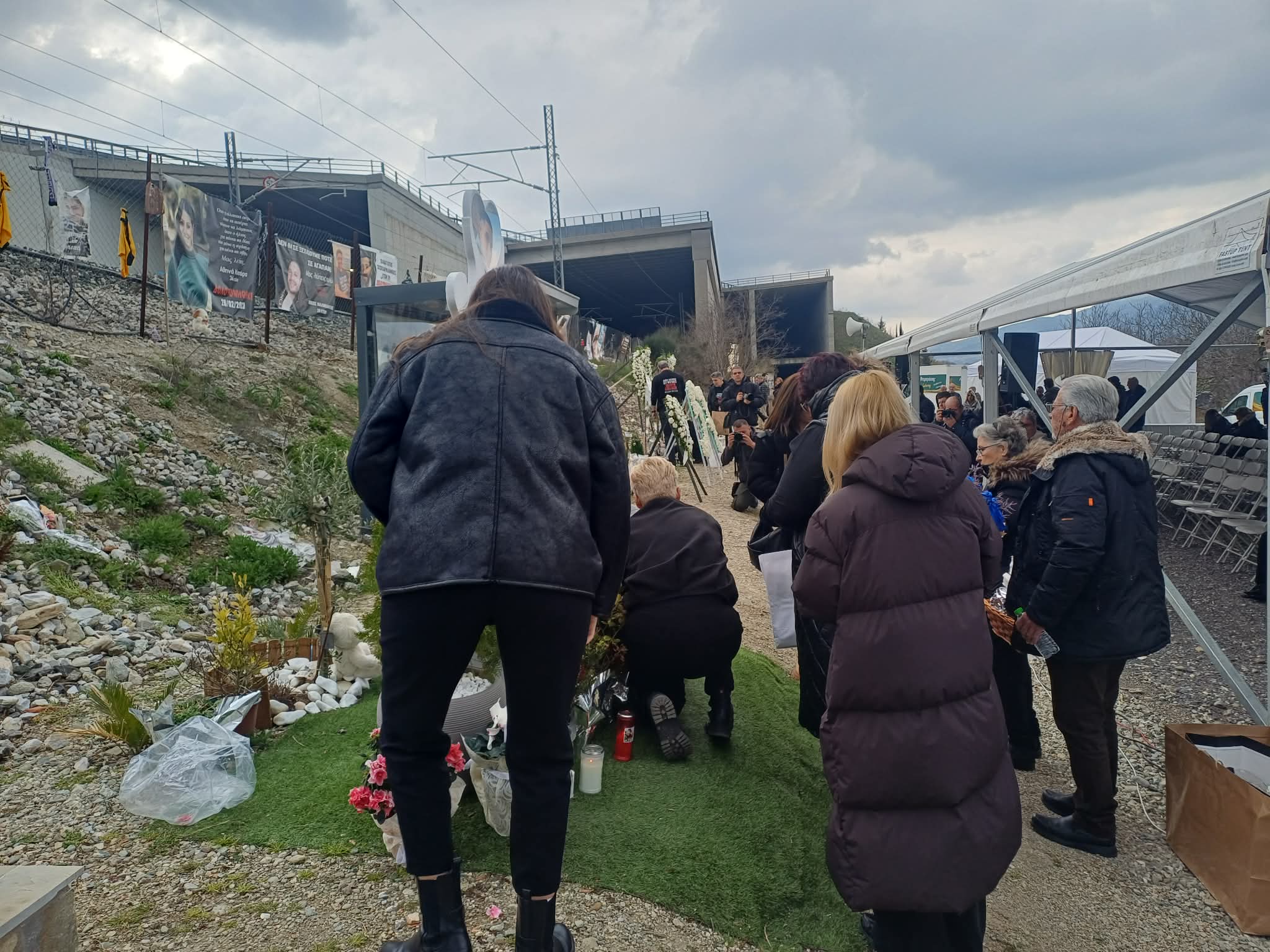 Συγκίνηση στο τρισάγιο για τη συμπλήρωση τριών χρόνων στον τόπο της τραγωδίας (ΦΩΤΟ+video)