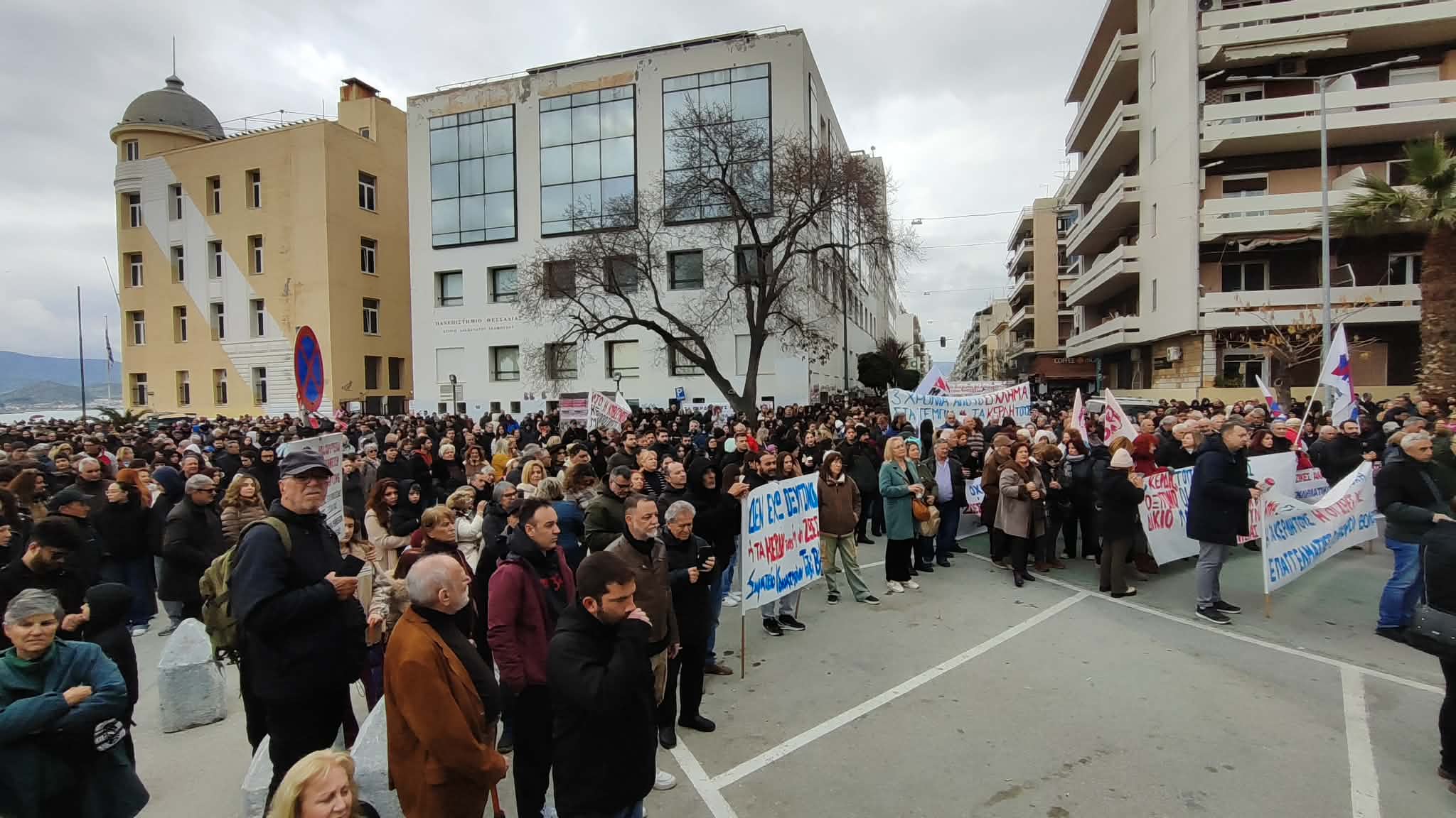 Ο Βόλος ζήτησε διακιοσύνη για τα Τέμπη- ογκώδης συγκέντρωση στην παραλία και πορεία στο κέντρο της πόλης(ΦΩΤΟ)