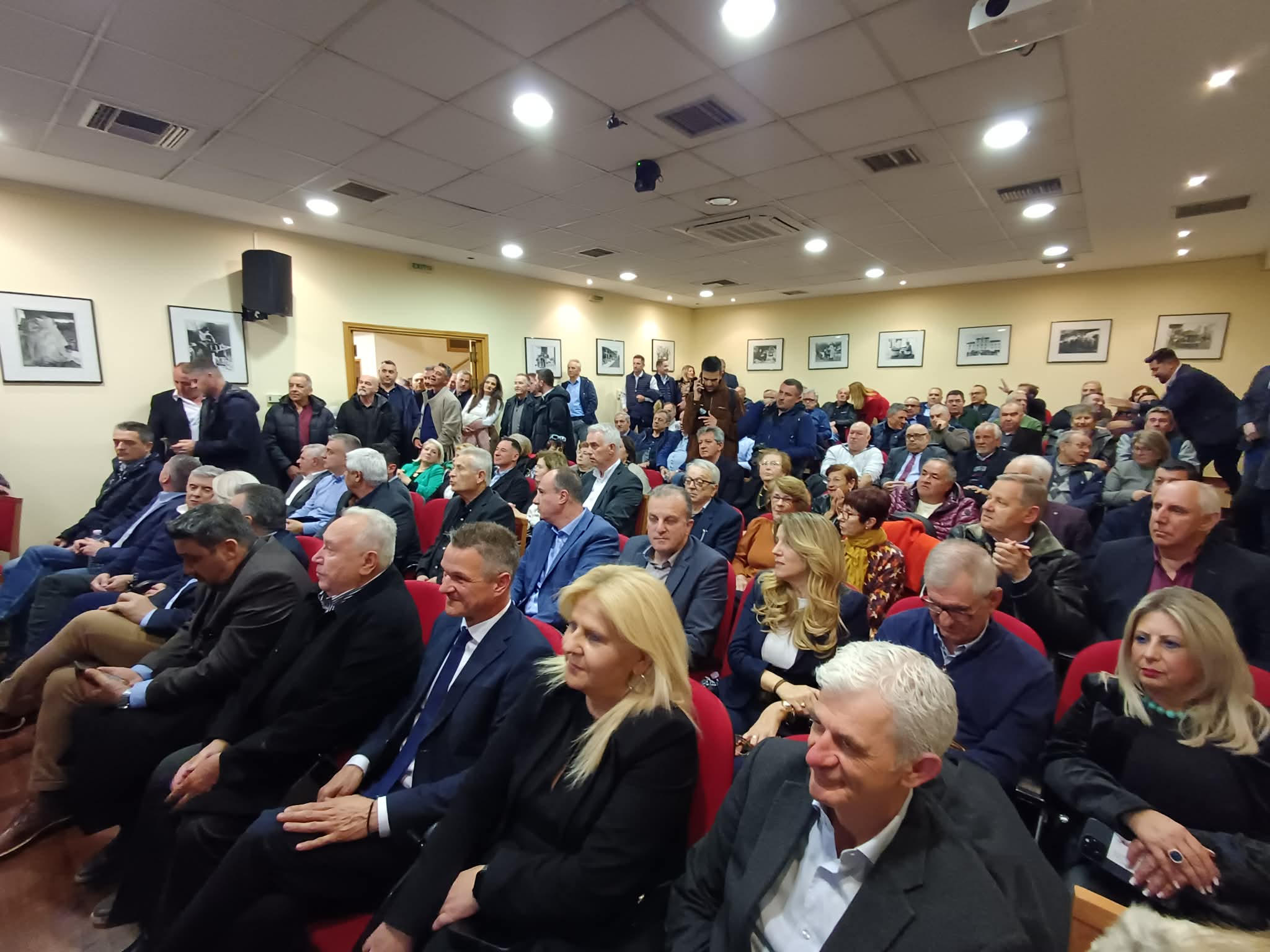 Σκρέκας στην πριφερειακή συνέλευση της ΝΔ ενόψει του προσυεδρίου: προτεραιότητα της κυβέρνησης η Θεσσαλία (ΦΩΤΟ)