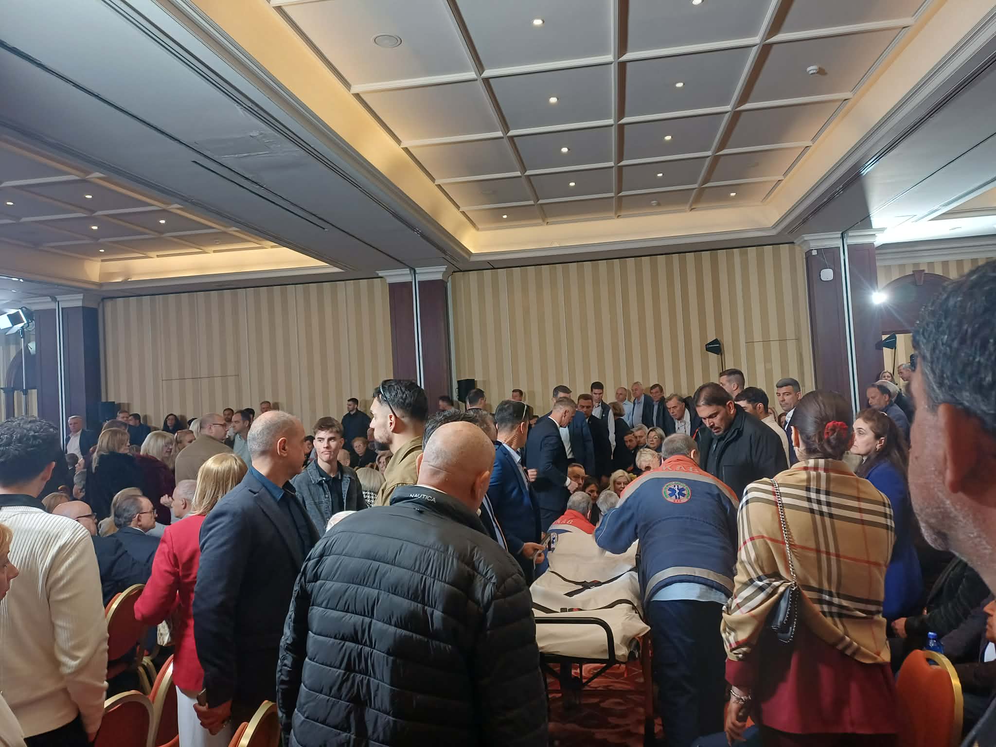 Λιποθυμικό επεισόδιο την ώρα του προσυνεδρίου - έγκαιρη επέμβαση γιατρών (ΦΩΤΟ)