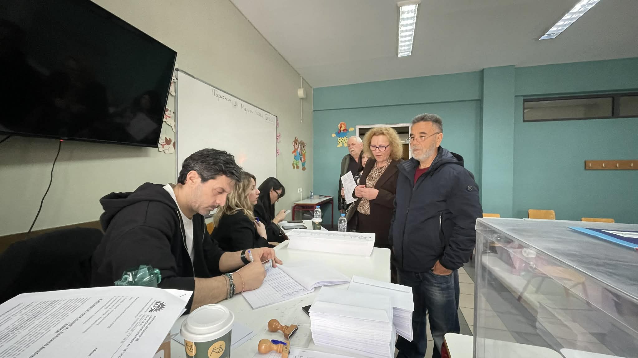 Σήμερα το ΠΑΣΟΚ ψηφίζει: εσωκομματικές κάλπες για τους 4.000 συνέδρους-αθρόα προσέλευση στη Λάρισα (ΦΩΤΟ)