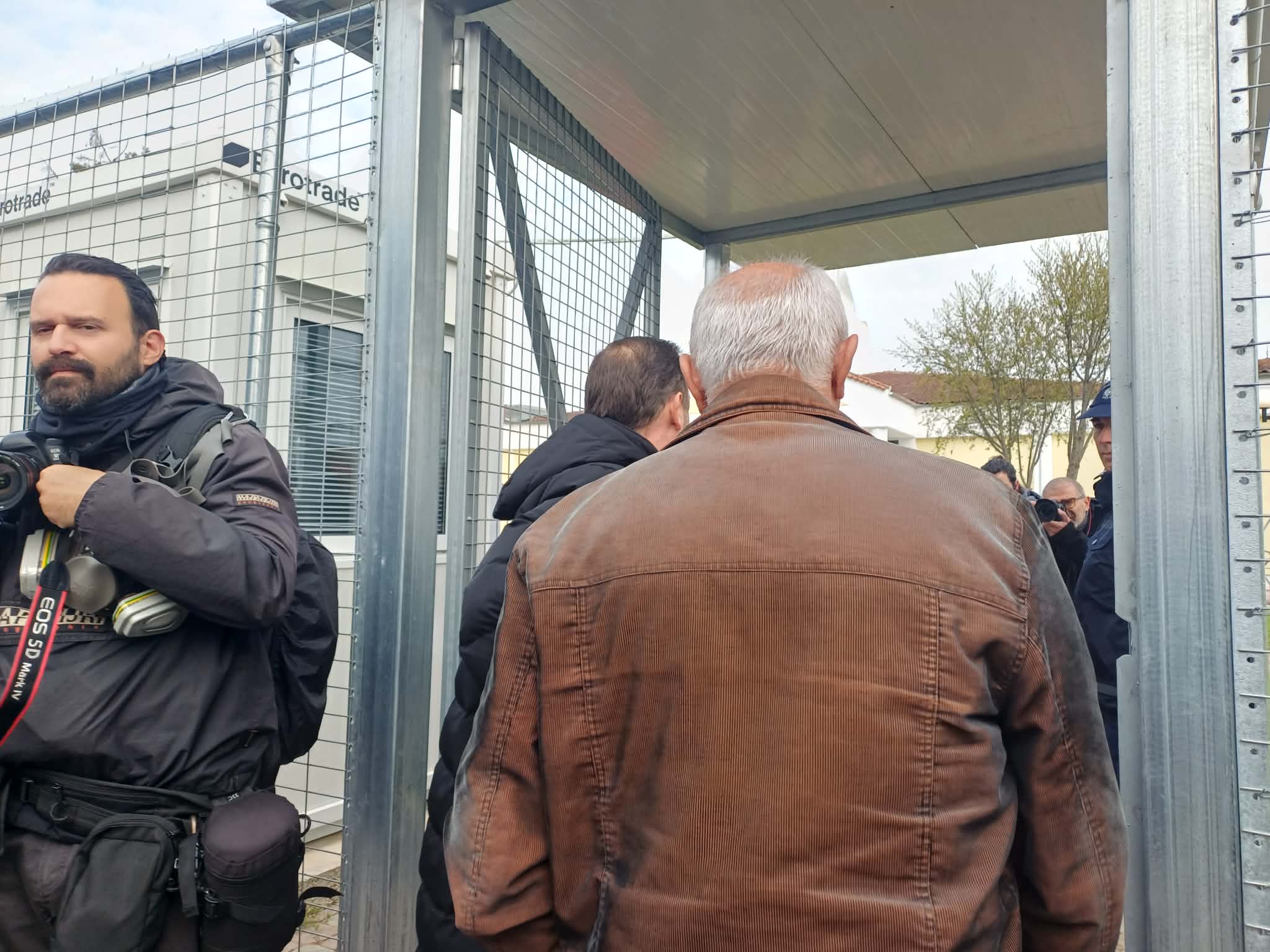 Ξεκίνησε πάλι η ανάγνωση των ονομάτων των 36 κατηγορουμένων στη δίκη για τα Τέμπη