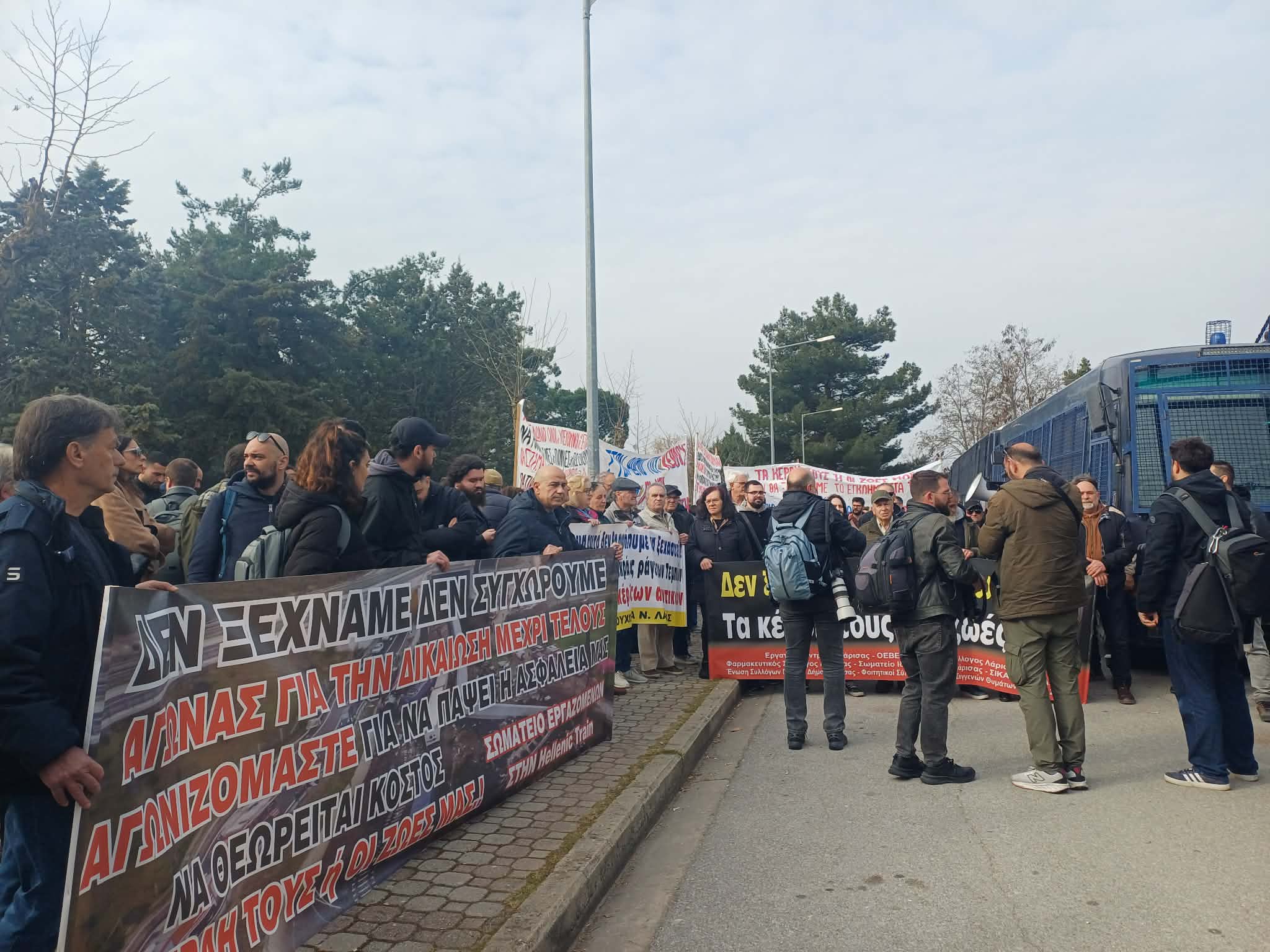 Διεκόπη για 1η Απριλίου η δίκη για τα Τέμπη -Ένταση, αιτήματα για αλλαγή αίθουσας, «αίσχος, ντροπή» φώναζαν συγγενείς (ΦΩΤΟ)