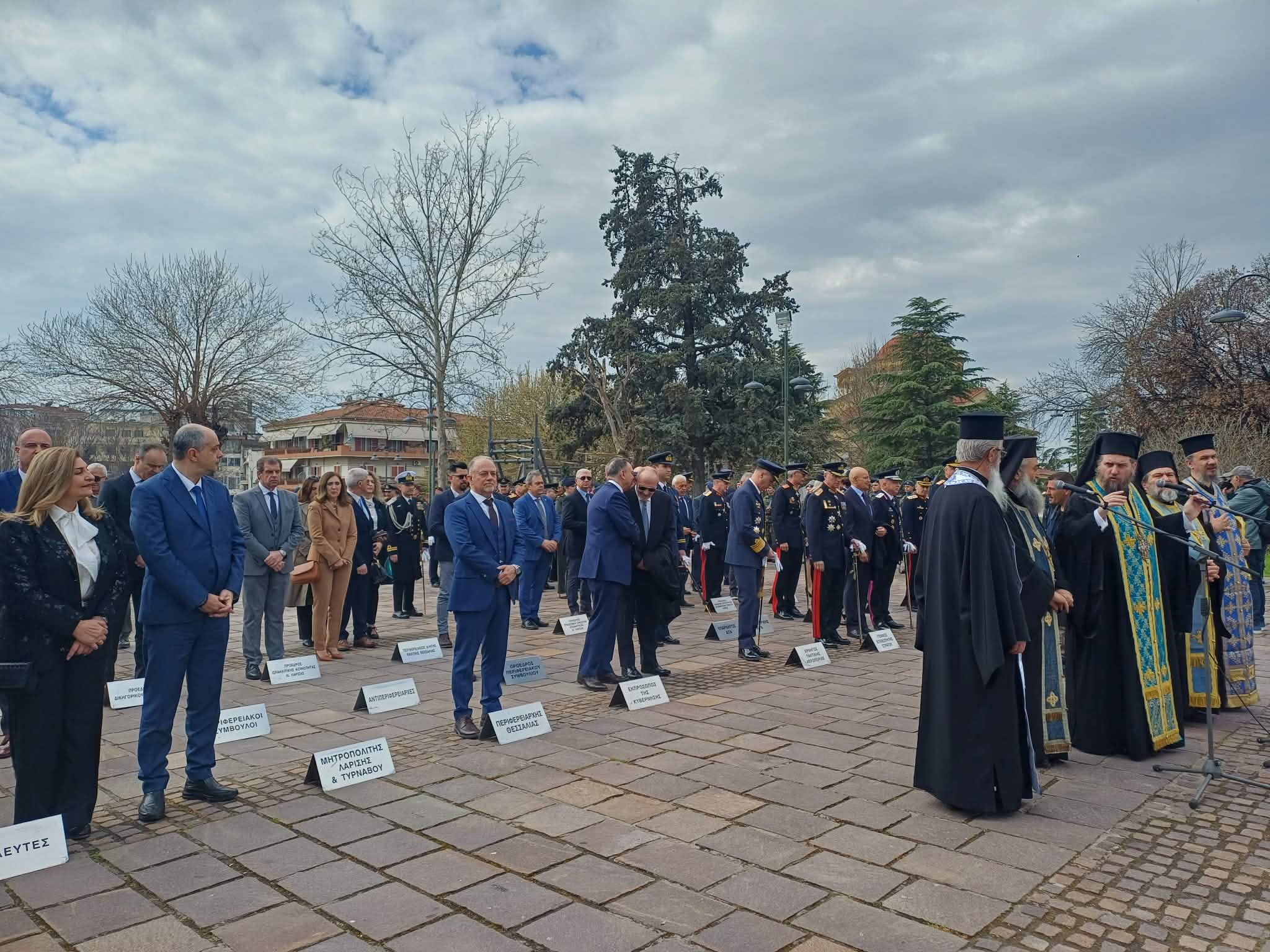 Όλα έτοιμα για την παρέλαση στη Λάρισα- κατάθεση στεφάνων στο λόφο του Φρουρίου (ΦΩΤΟ+video)