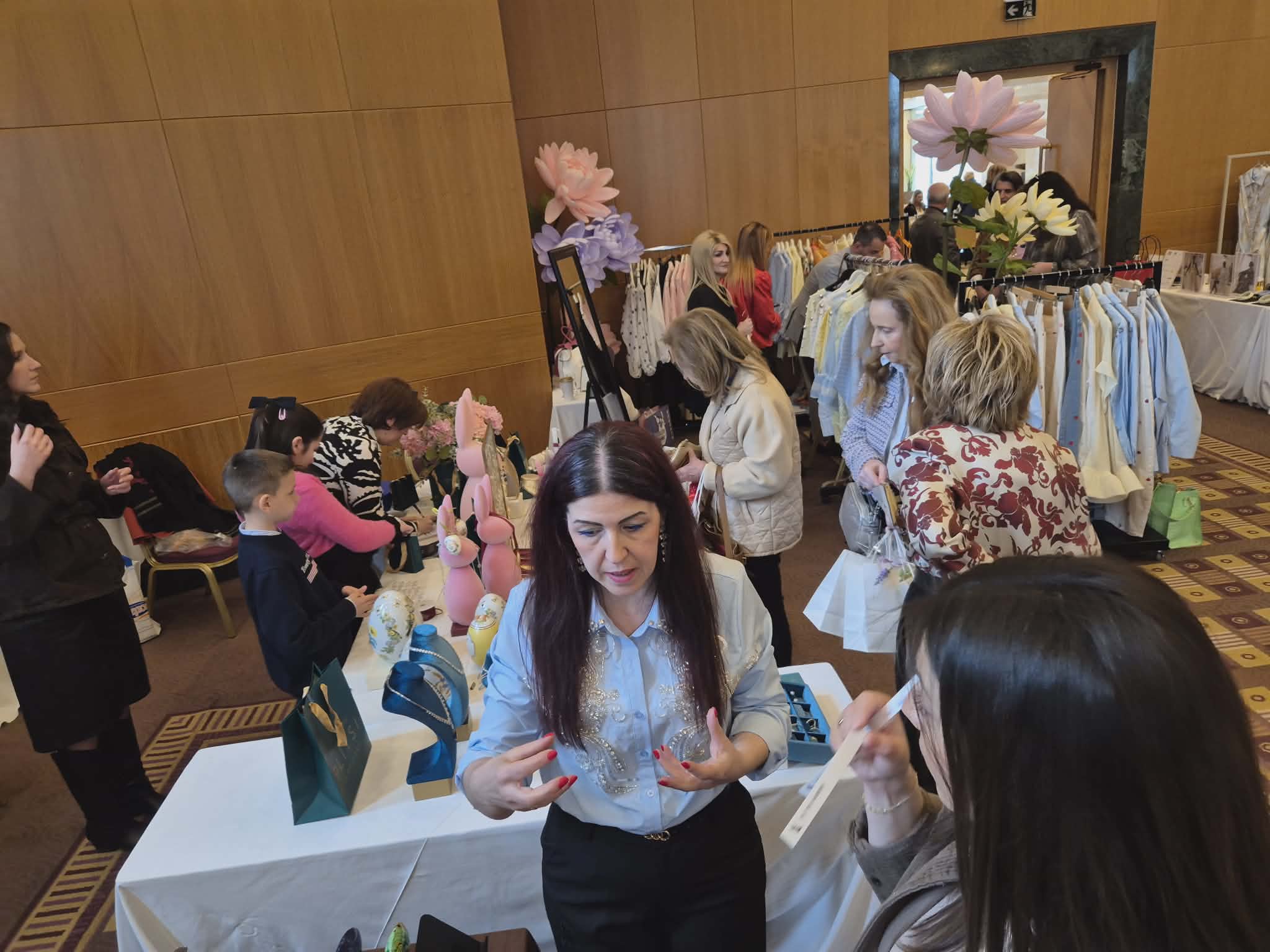 Πλήθος κόσμου στο Πασχαλινό Bazaar της Ελληνικής Αντικαρκινικής στη Λάρισα (ΦΩΤΟ)