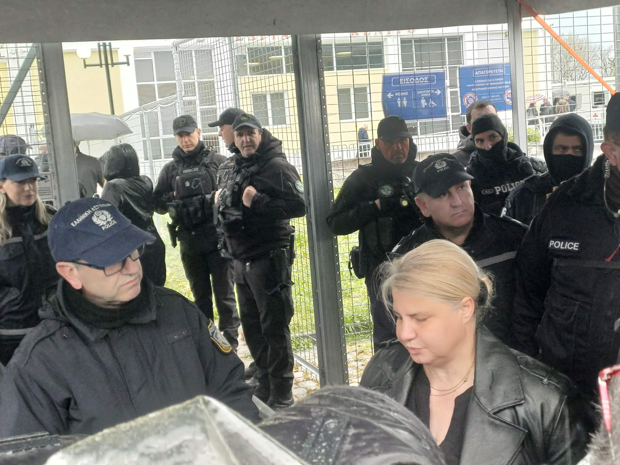 Ένταση από το πρωί στη δίκη Τεμπών- αστυνομικός έλεγχος για τους συγγενείς κάτω από βροχή (ΦΩΤΟ+video)
