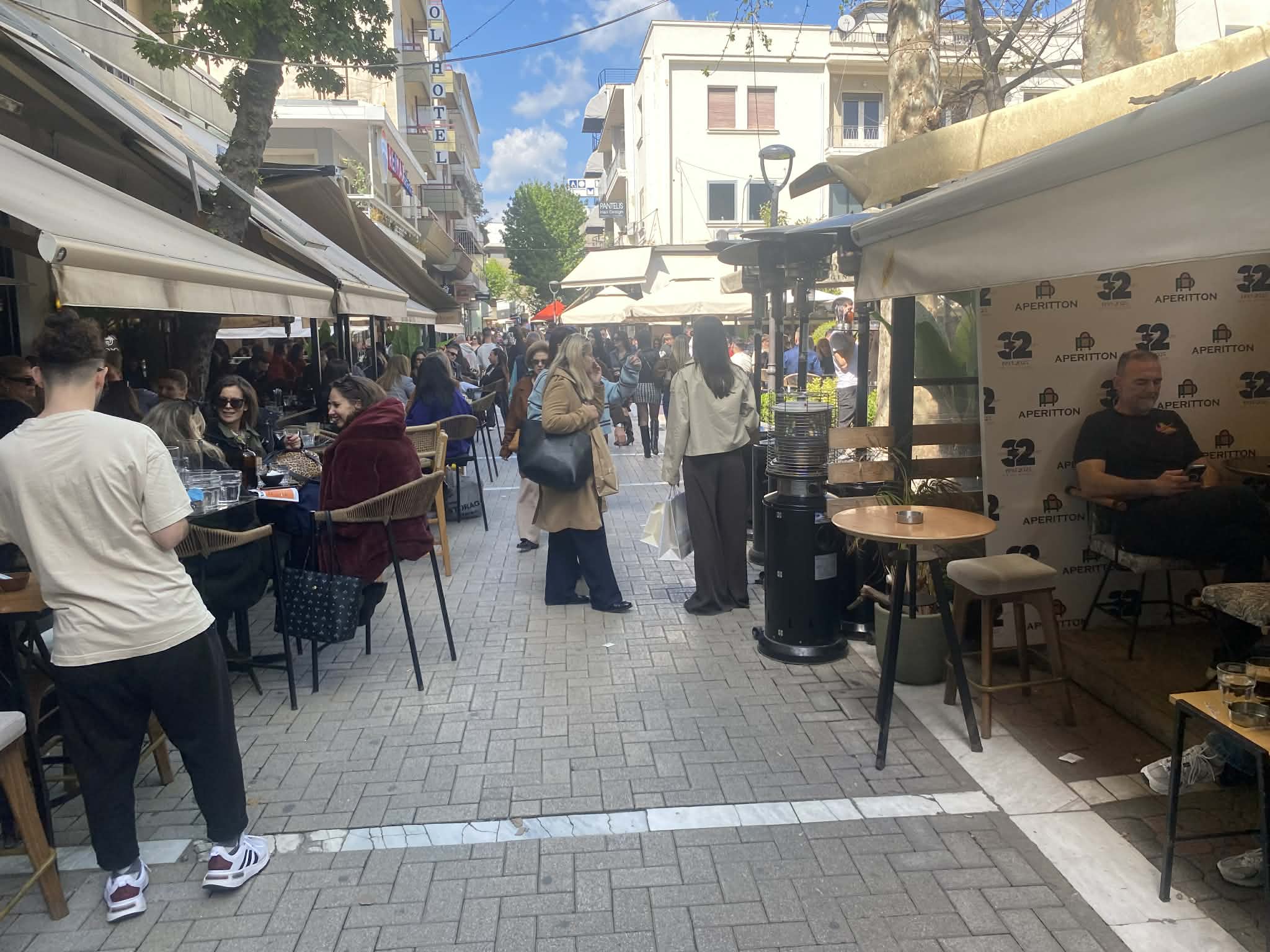 Ζωντάνεψε σήμερα Κυριακή των Βαΐων η αγορά στη Λάρισα με ανοιχτά τα μαγαζιά (ΦΩΤΟ)